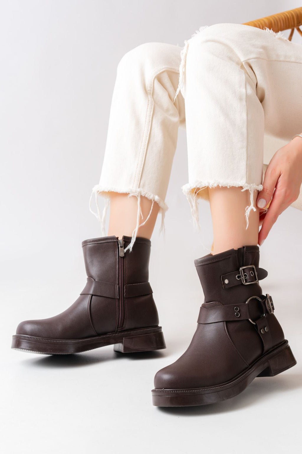 Ayakkabı Aşkı Kahverengi Toka Aksesuarlı Fermuarlı Günlük Kadın Bot - Ayakkabı Aşkı