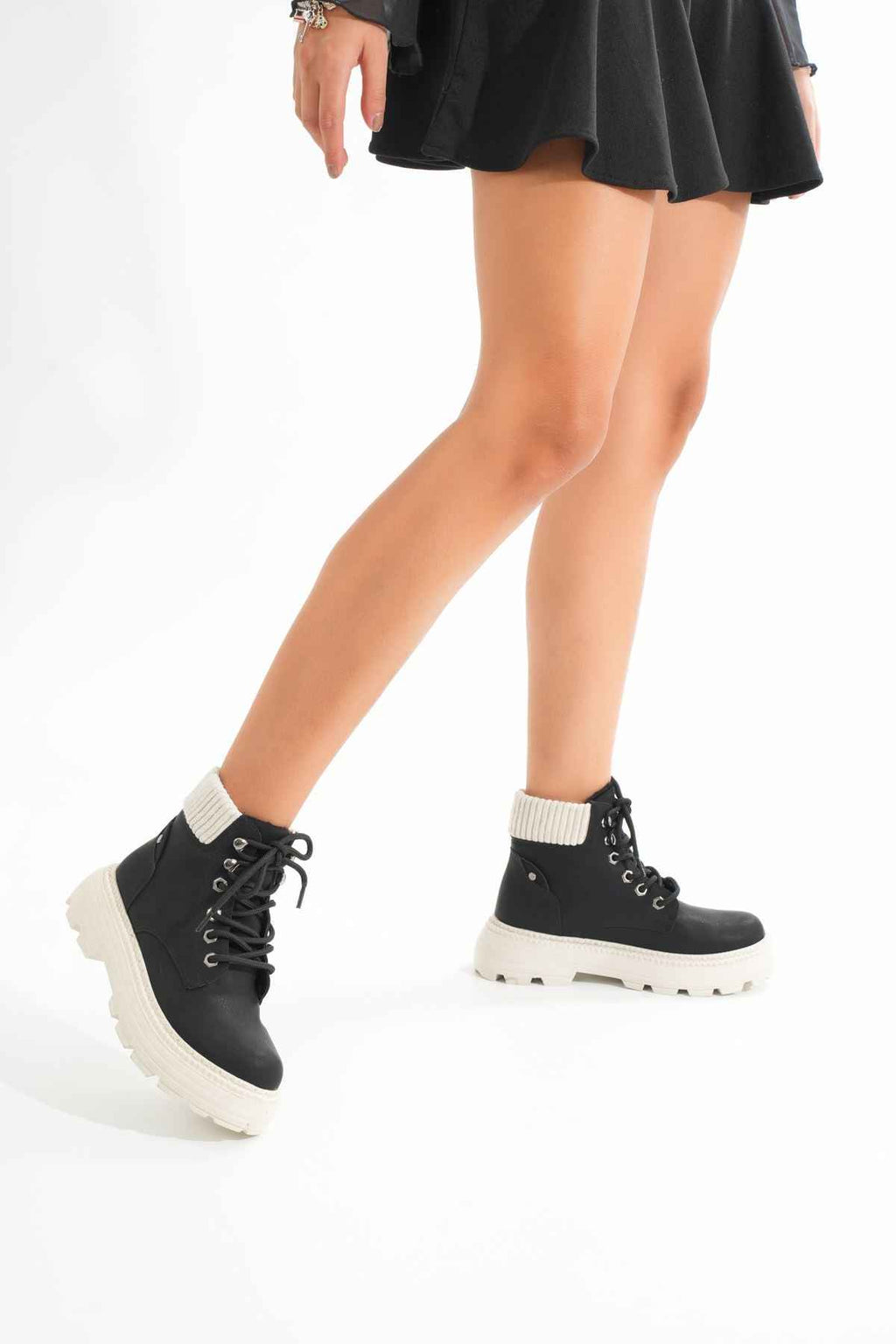 Ayakkabı Aşkı Lmç-2045 Siyah-Bej Taban Bağcıklı Kalın Taban Kadın Günlük Bot