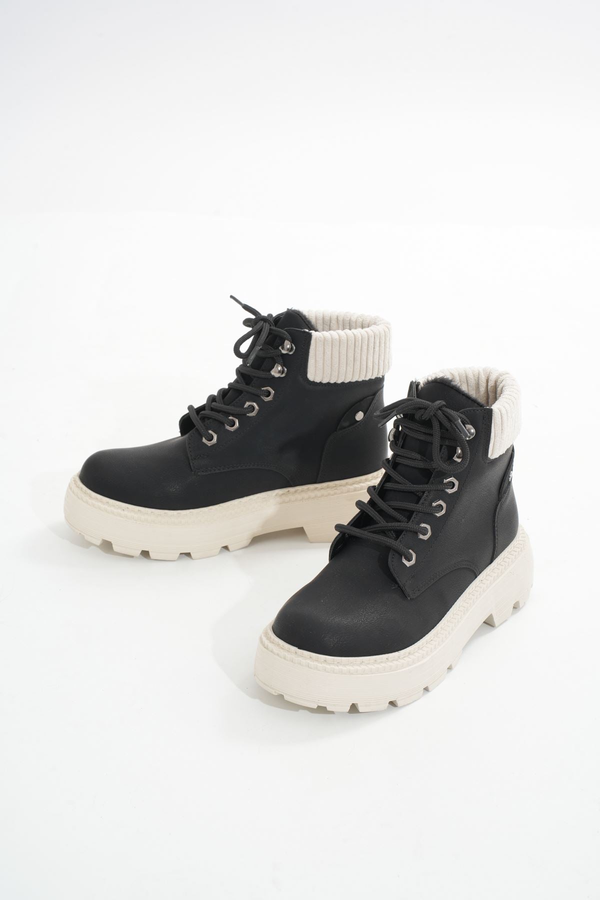 Ayakkabı Aşkı LMÇ-2045 Siyah-Bej Taban Bağcıklı Kalın Taban Kadın Günlük Bot