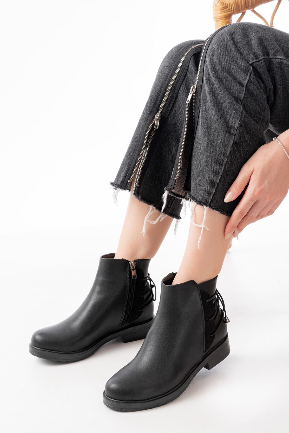 Ayakkabı Aşkı Siyah Arka Bağcık Aksesuarlı Fermuarlı Günlük Kadın Bot