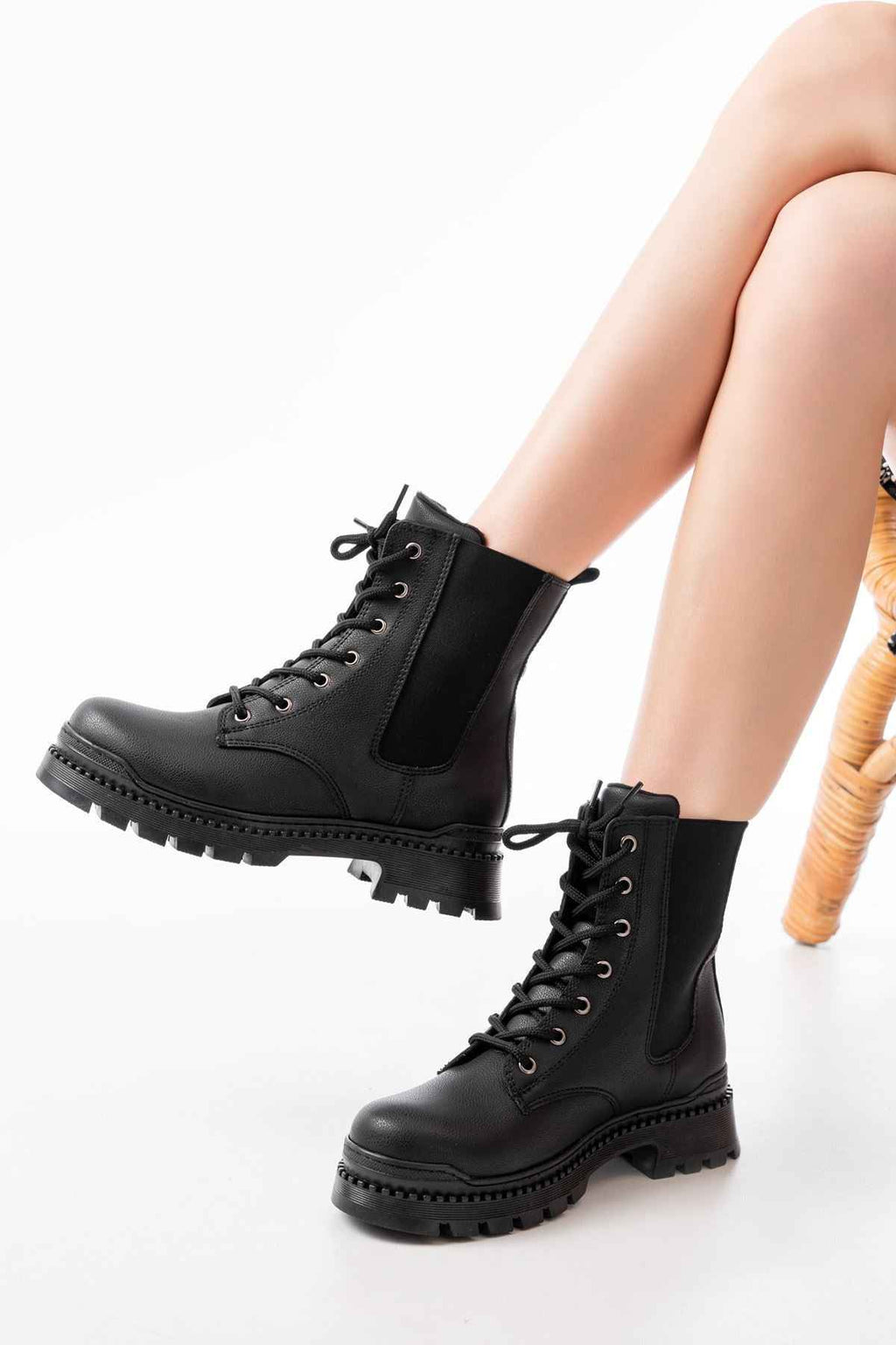 Ayakkabı Aşkı 2051-298 Siyah Luna Düz Topuklu Bağcıklı Lastikli Günlük Kadın Bot