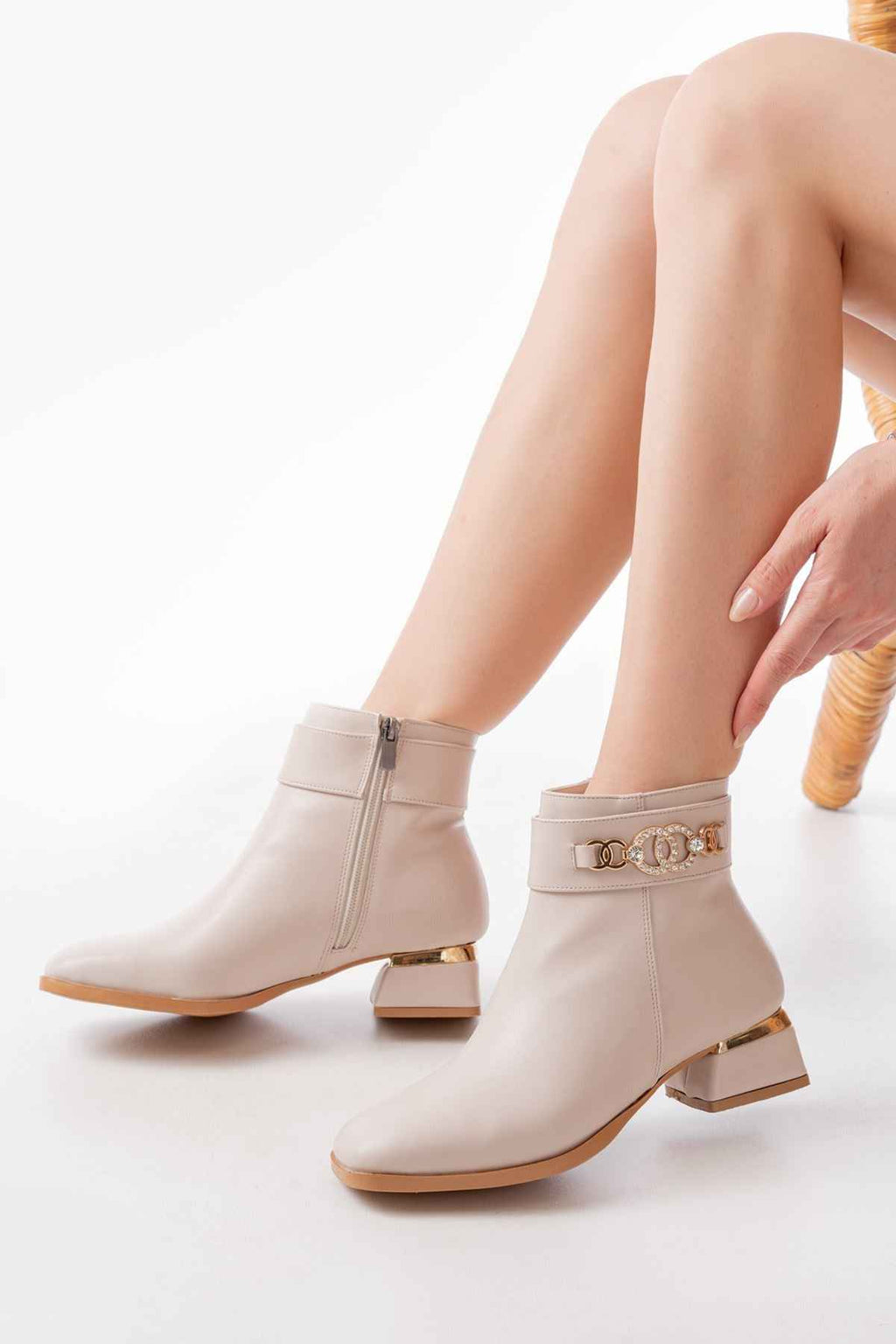 Ayakkabı Aşkı Rm-502 Bej Toka Aksesuarlı Topuklu Fermuarlı Günlük Kadın Bot