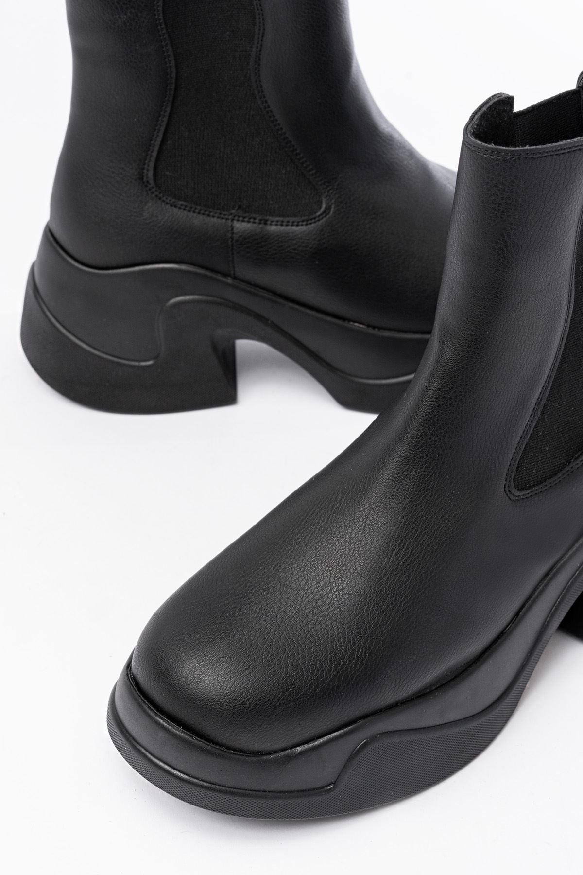Ayakkabı Aşkı Siyah Yüksek Tabanlı Lastikli Günlük Kadın Bot