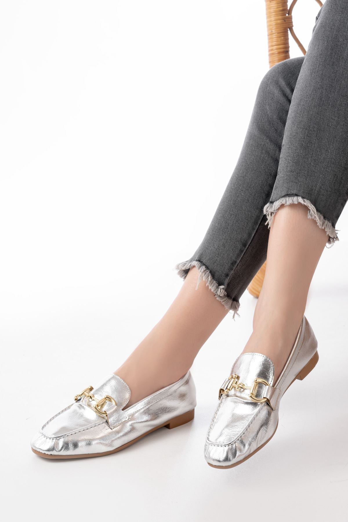 Ayakkabı Aşkı 303 Gümüş Toka Aksesuarlı Günlük Kadın Babet - Ayakkabı Aşkı