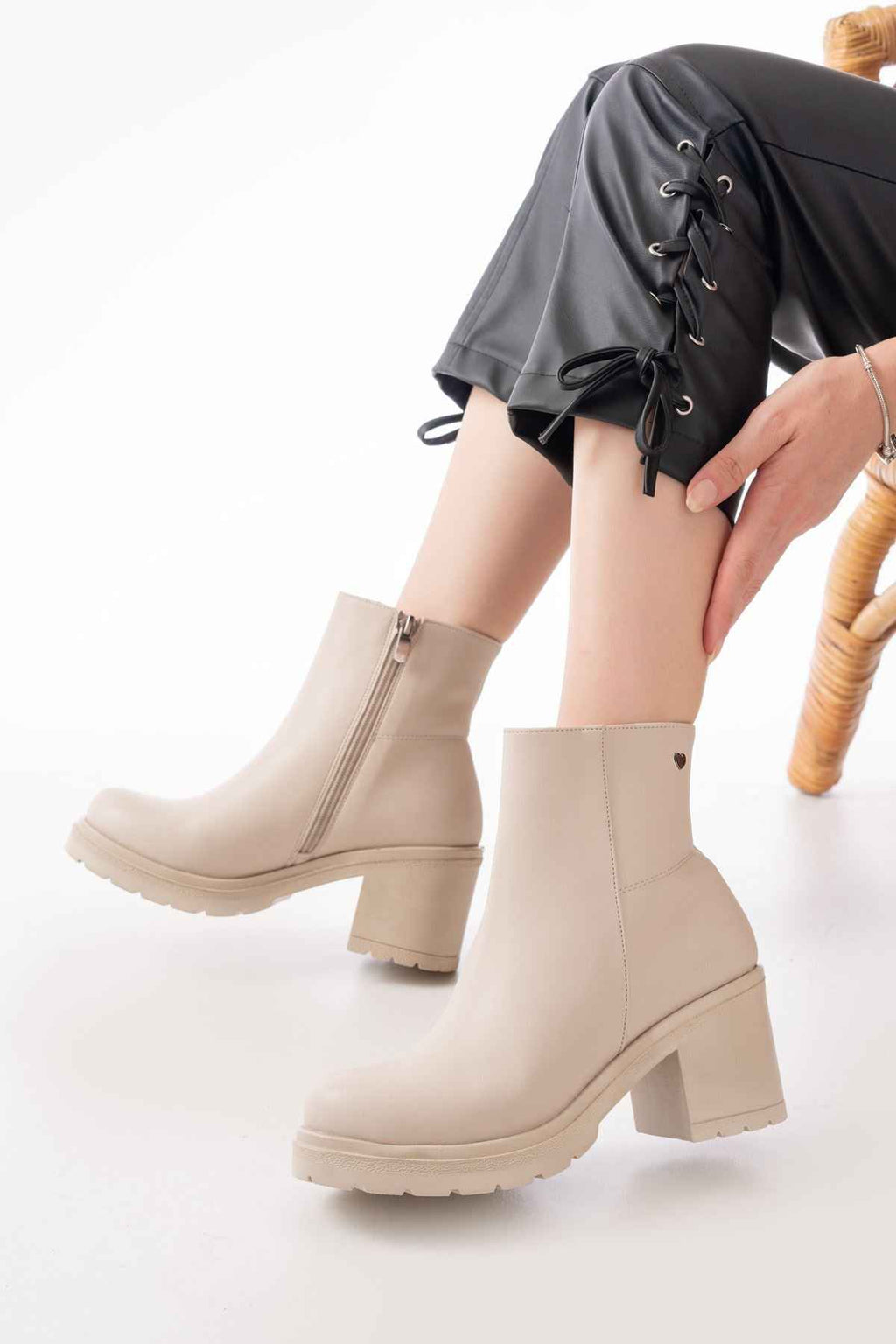 Ayakkabı Aşkı 767-3020 Bej Fermuarlı Kalın Topuklu Günlük Kadın Bot