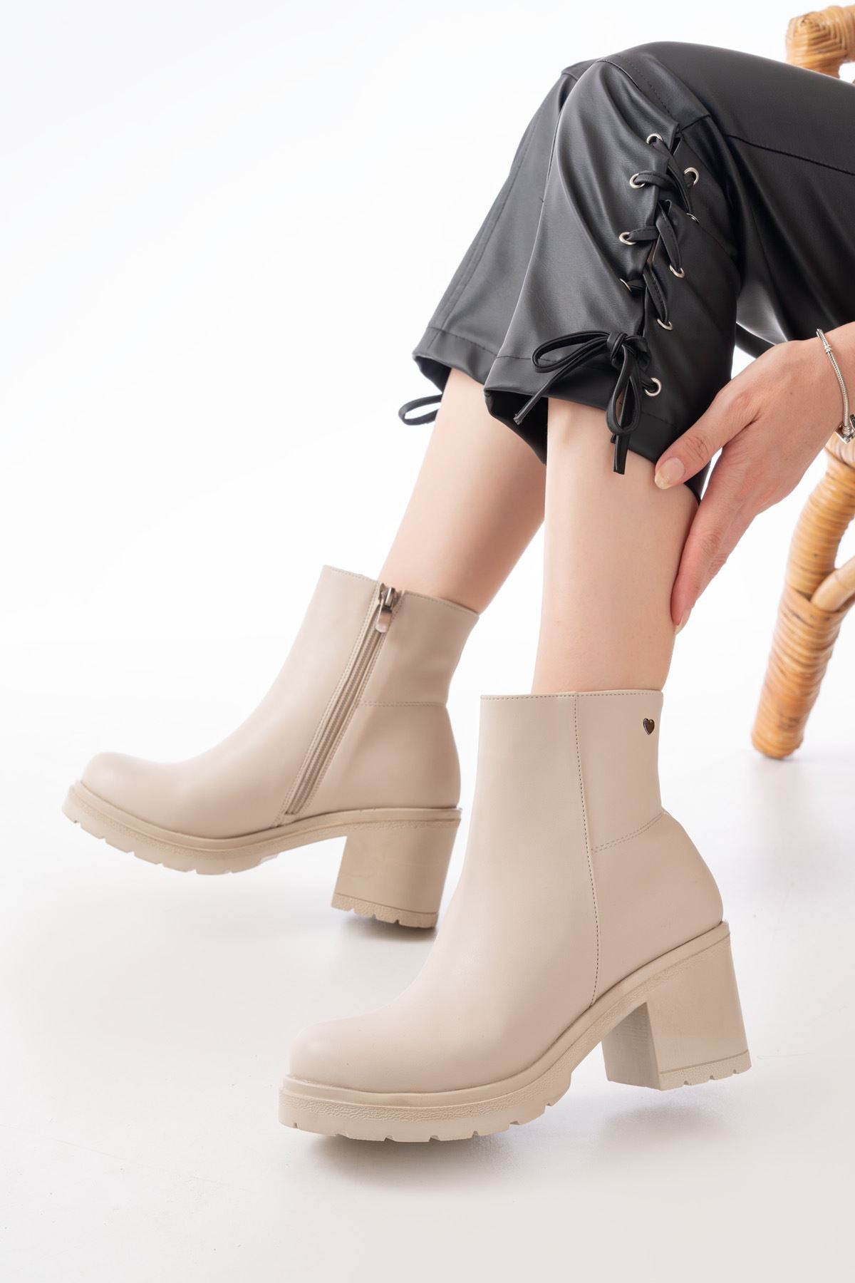 Ayakkabı Aşkı Bej Fermuarlı Kalın Topuklu Günlük Kadın Bot - Ayakkabı Aşkı