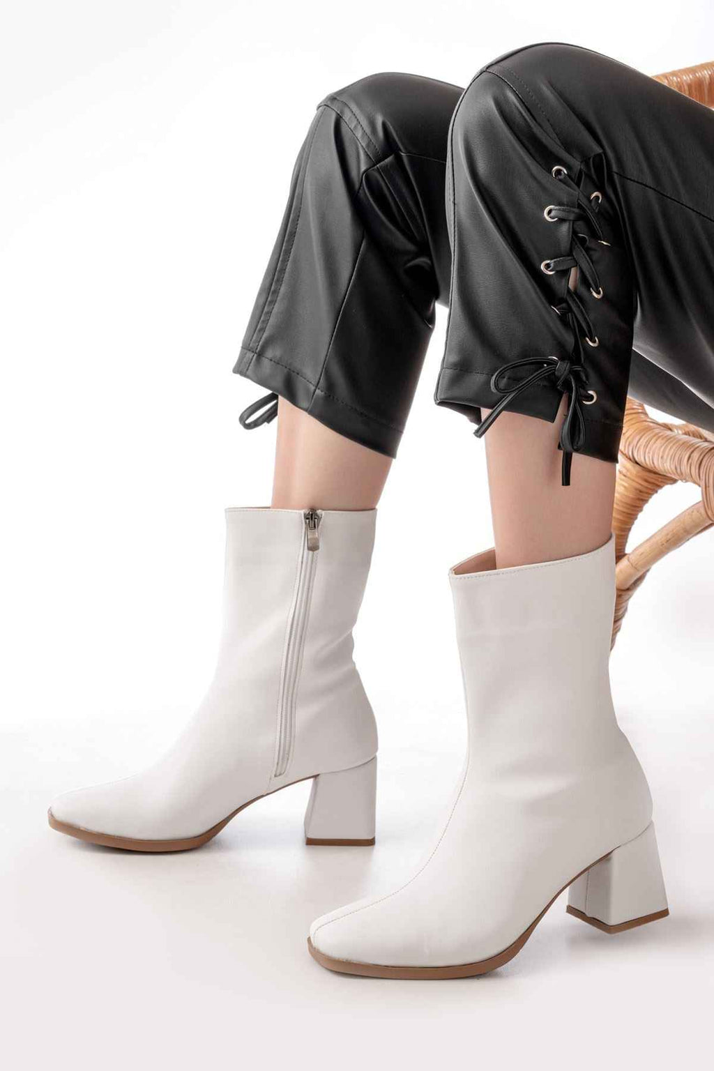 Ayakkabı Aşkı Msk-032 Beyaz Topuklu Fermuarlı Kadın Bot