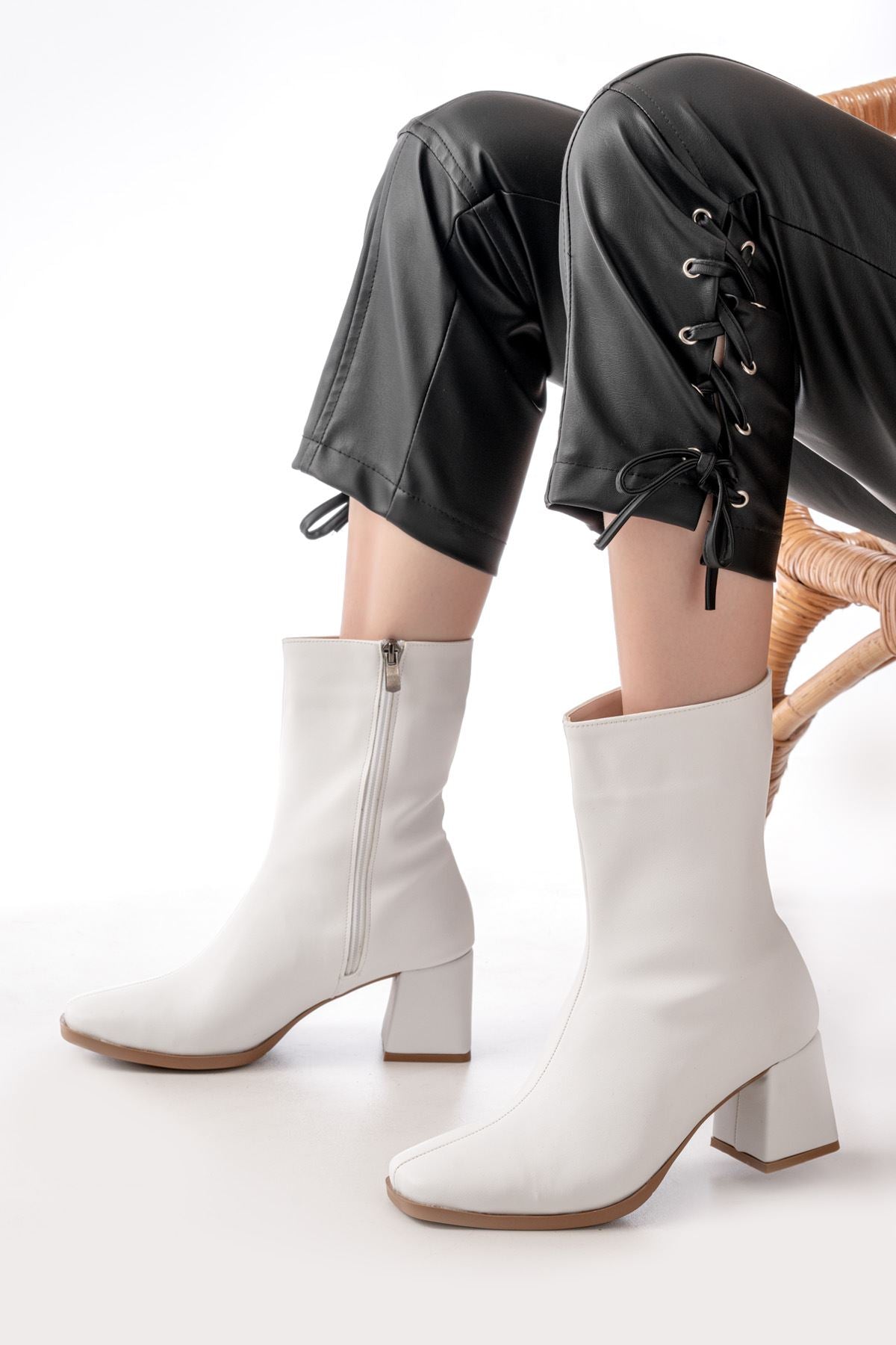 Ayakkabı Aşkı Beyaz Topuklu Fermuarlı Kadın Bot