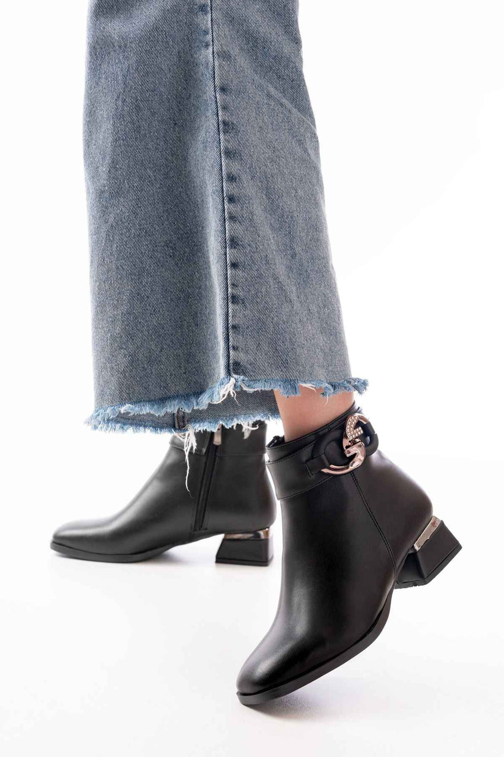 Ayakkabı Aşkı Rm-504 Siyah Toka Aksesuarlı Topuklu Fermuarlı Günlük Kadın Bot