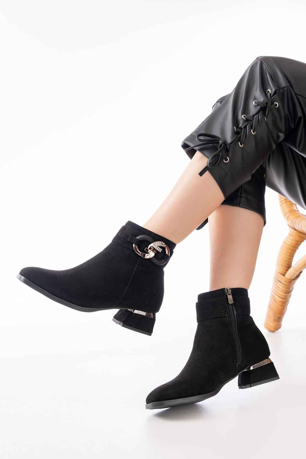 Ayakkabı Aşkı Rm-504 Siyah Süet Toka Aksesuarlı Topuklu Fermuarlı Günlük Kadın Bot