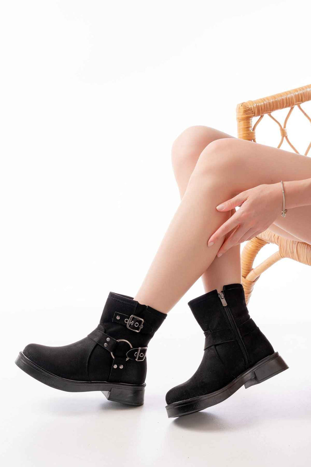 Ayakkabı Aşkı 02-2013 Siyah Süet Toka Aksesuarlı Fermuarlı Günlük Kadın Bot