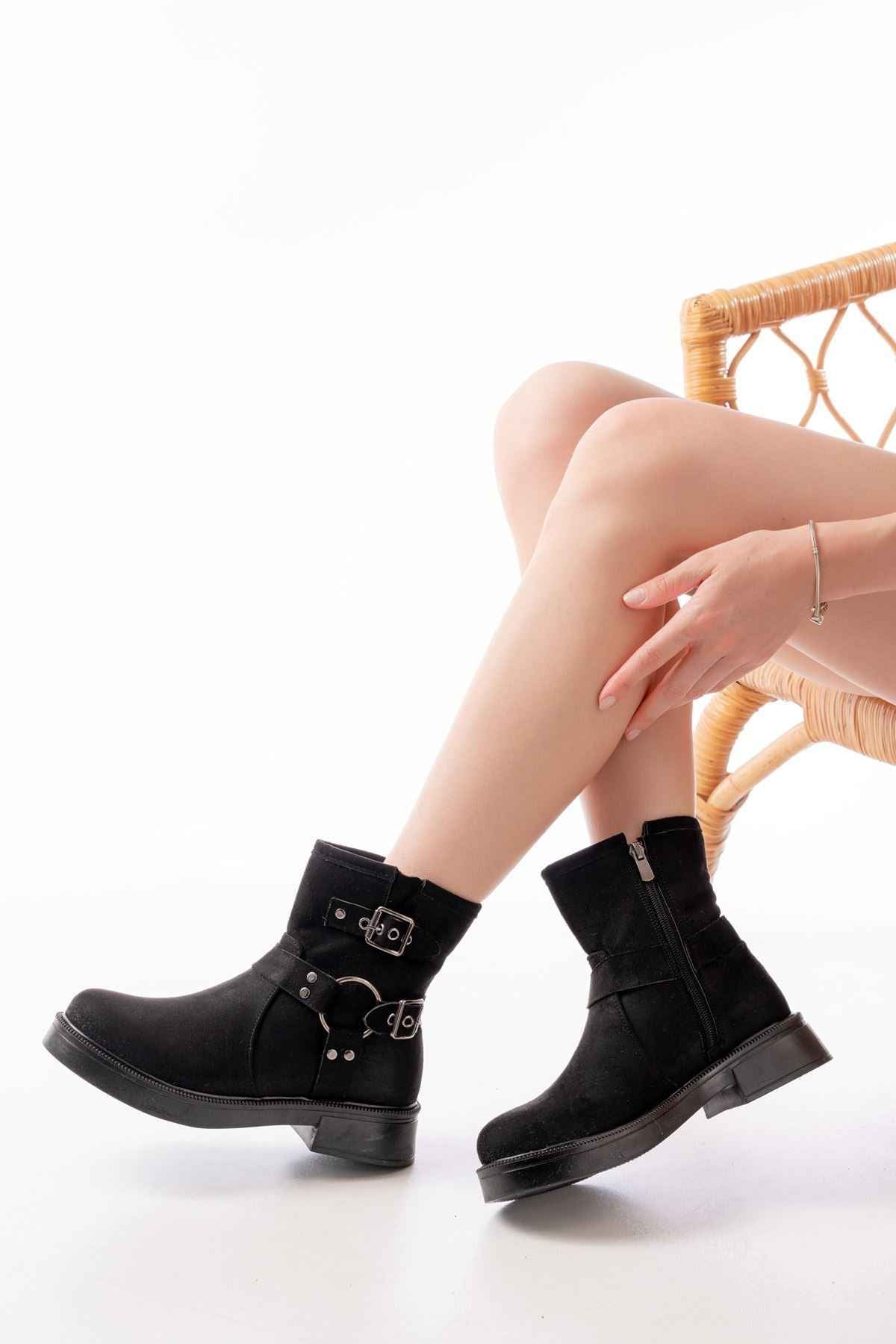 Ayakkabı Aşkı 02-2013 Siyah Süet Toka Aksesuarlı Fermuarlı Günlük Kadın Bot