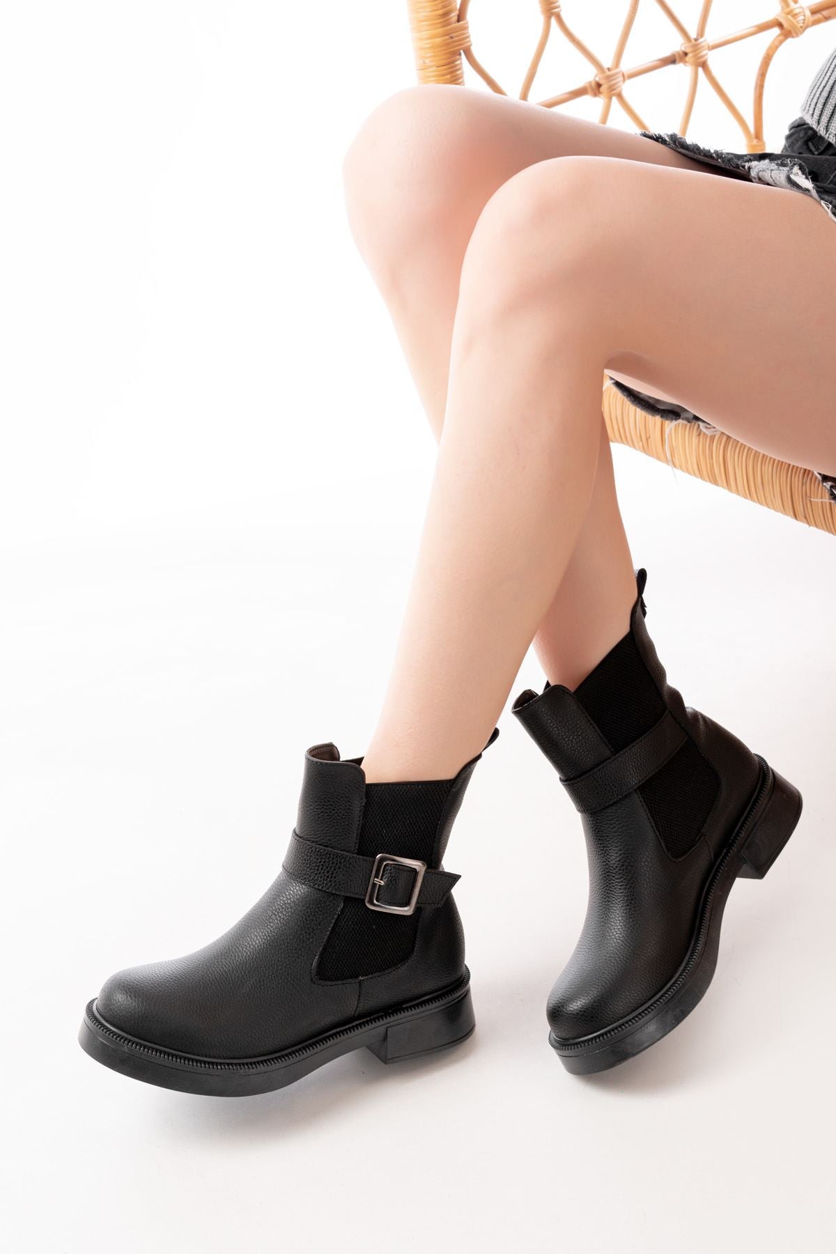 Ayakkabı Aşkı Siyah Toka Aksesuarlı Lastikli Günlük Kadın Bot