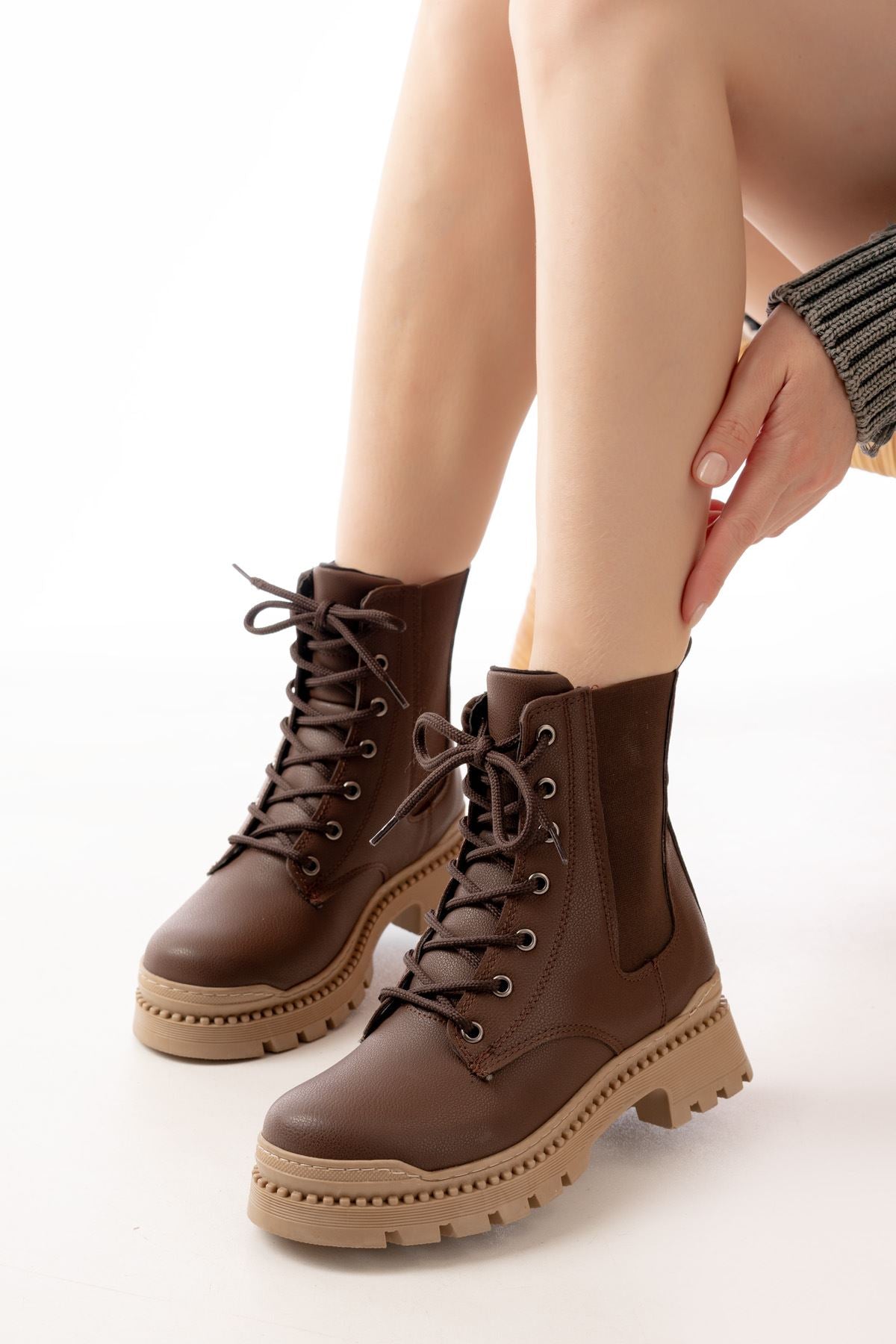 Ayakkabı Aşkı Kahverengi Düz Topuklu Bağcıklı Lastikli Günlük Kadın Bot - Ayakkabı Aşkı