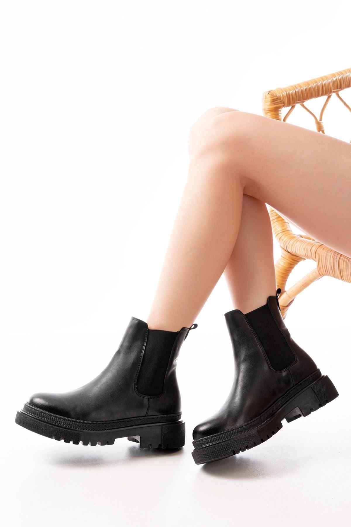 Ayakkabı Aşkı 812-2137 Siyah Lastikli Günlük Kadın Bot
