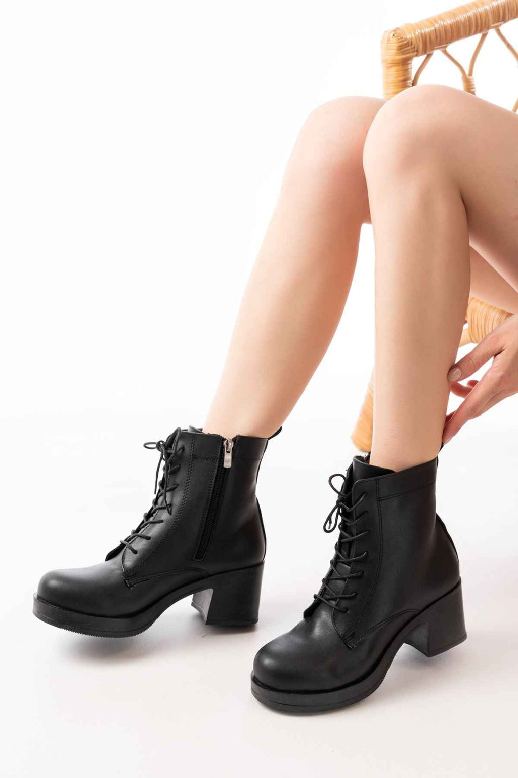 Ayakkabı Aşkı 5109-3025 Siyah Bağcıklı Fermuarlı Kalın Topuklu Günlük Kadın Bot