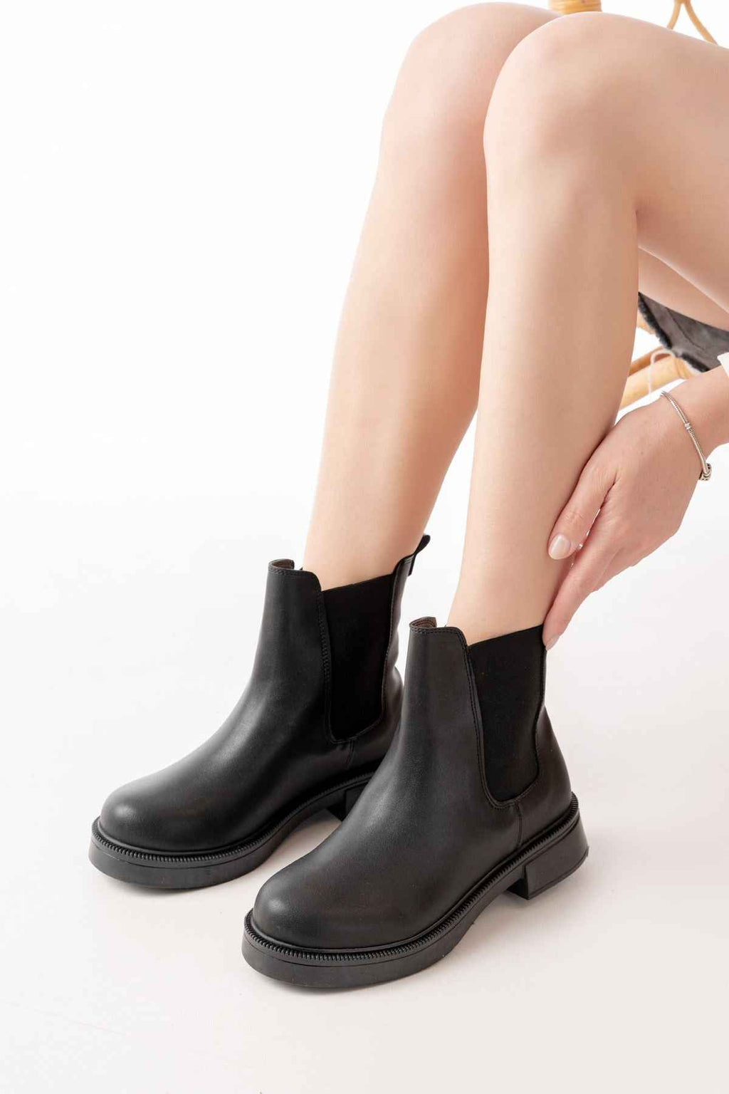 Ayakkabı Aşkı 02-2137 Siyah Lastikli Günlük Kadın Bot