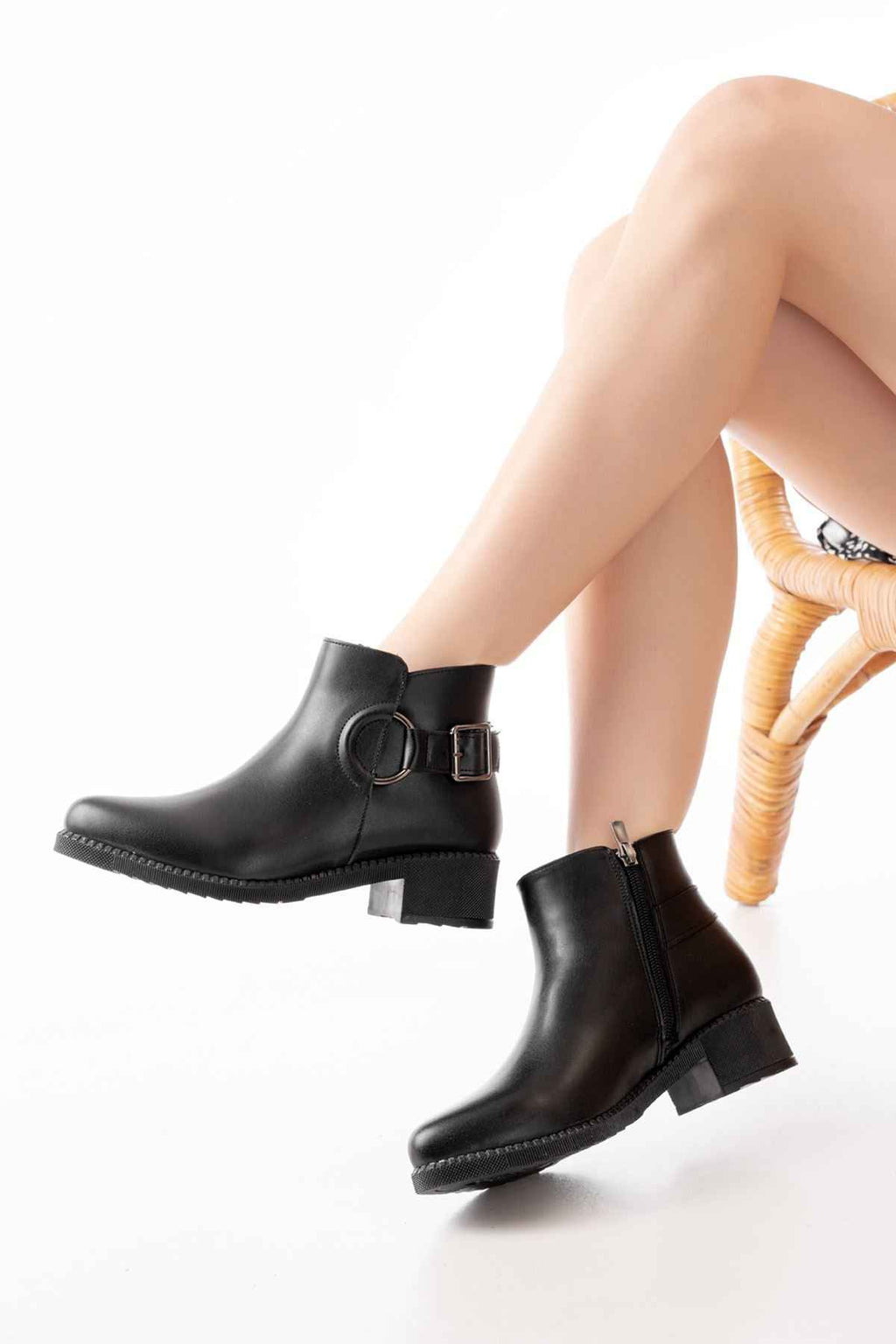 Ayakkabı Aşkı 270-3030 Siyah Toka Aksesuarlı Fermuarlı Günlük Kadın Bot
