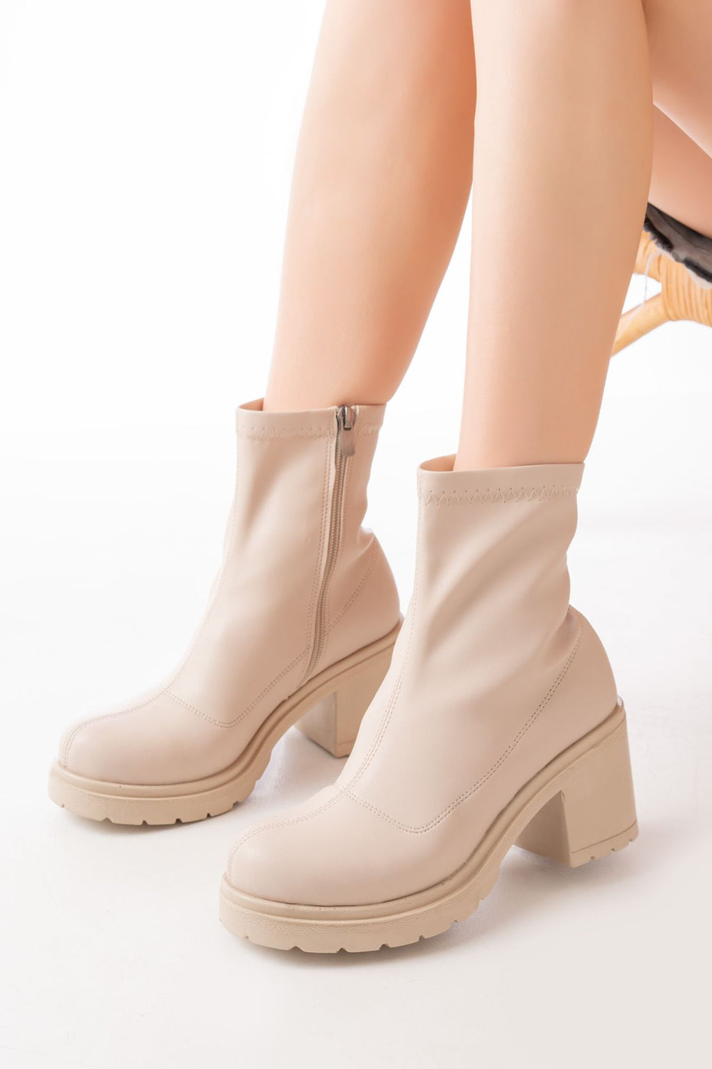 Ayakkabı Aşkı Streç Bej Fermuarlı Kalın Topuklu Günlük Kadın Bot