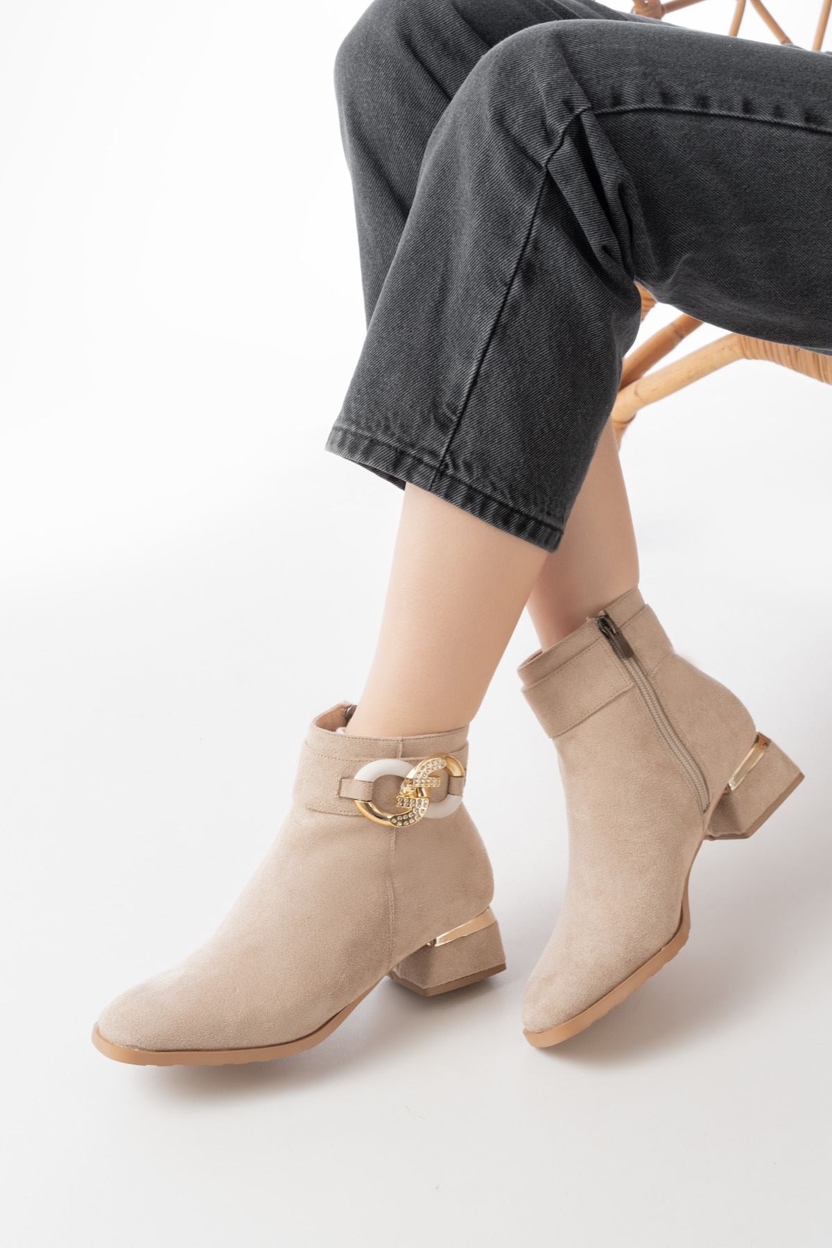 Ayakkabı Aşkı Bej Süet Toka Aksesuarlı Topuklu Fermuarlı Günlük Kadın Bot