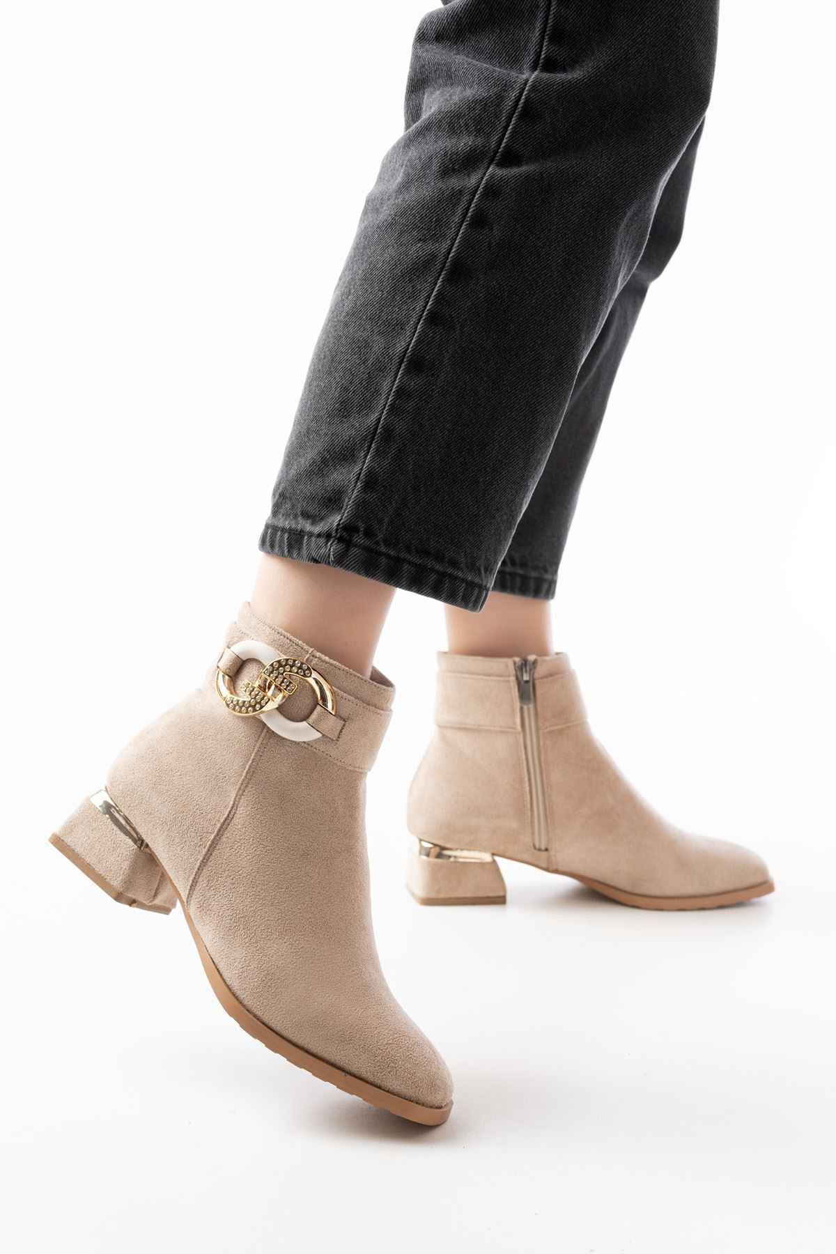 Ayakkabı Aşkı Rm-504 Bej Süet Toka Aksesuarlı Topuklu Fermuarlı Günlük Kadın Bot