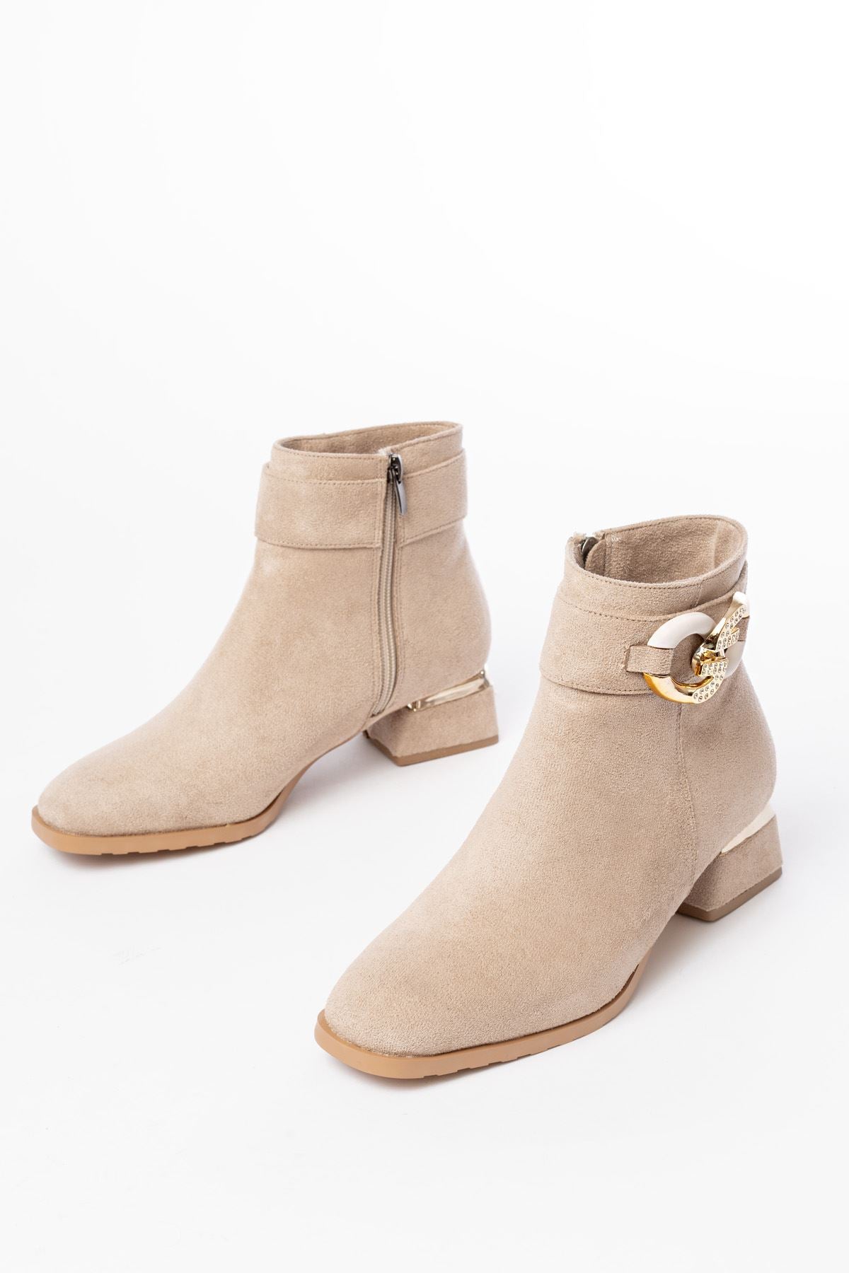 Ayakkabı Aşkı Bej Süet Toka Aksesuarlı Topuklu Fermuarlı Günlük Kadın Bot - Ayakkabı Aşkı