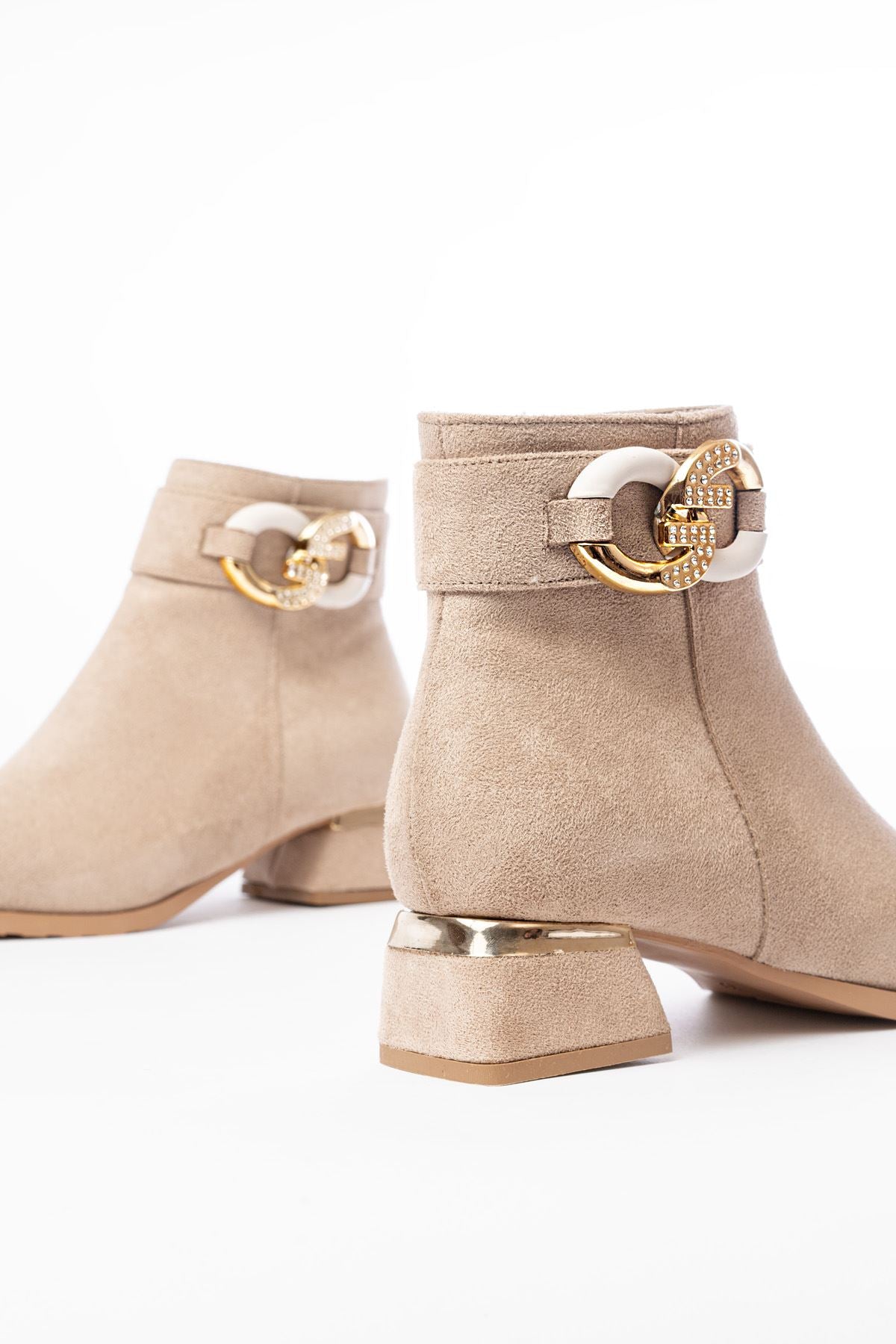 Ayakkabı Aşkı Bej Süet Toka Aksesuarlı Topuklu Fermuarlı Günlük Kadın Bot - Ayakkabı Aşkı