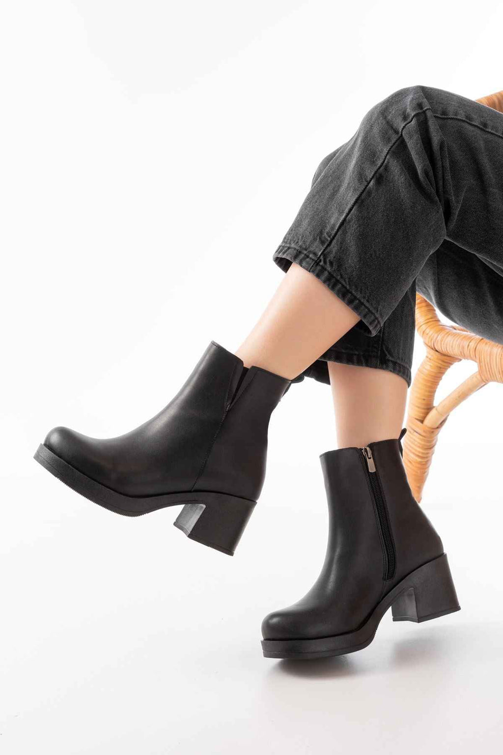 Ayakkabı Aşkı 5109-3057 Siyah Lastikli Fermuarlı Kalın Topuklu Günlük Kadın Bot