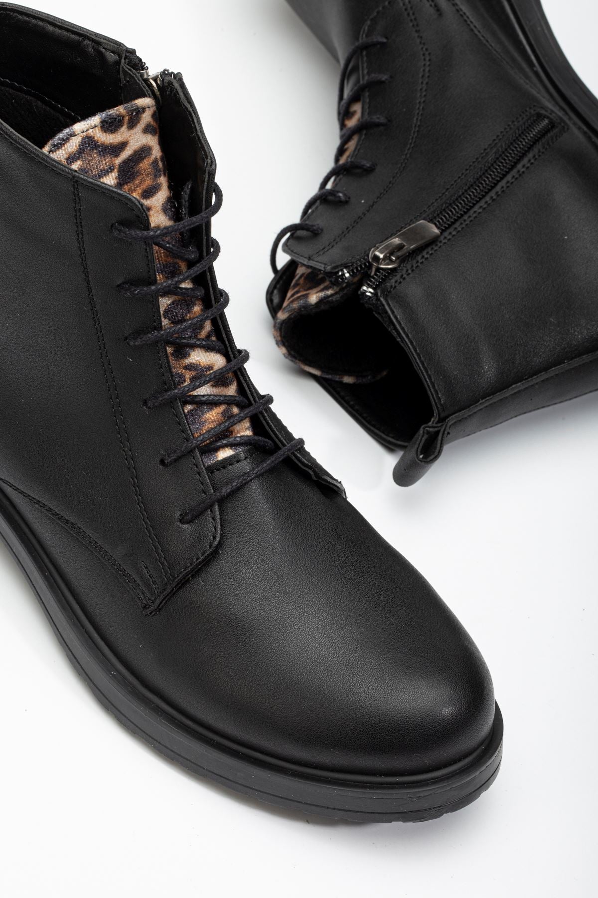 Ayakkabı Aşkı Siyaha Leopar Bağcıklı Fermuarlı Günlük Kadın Bot