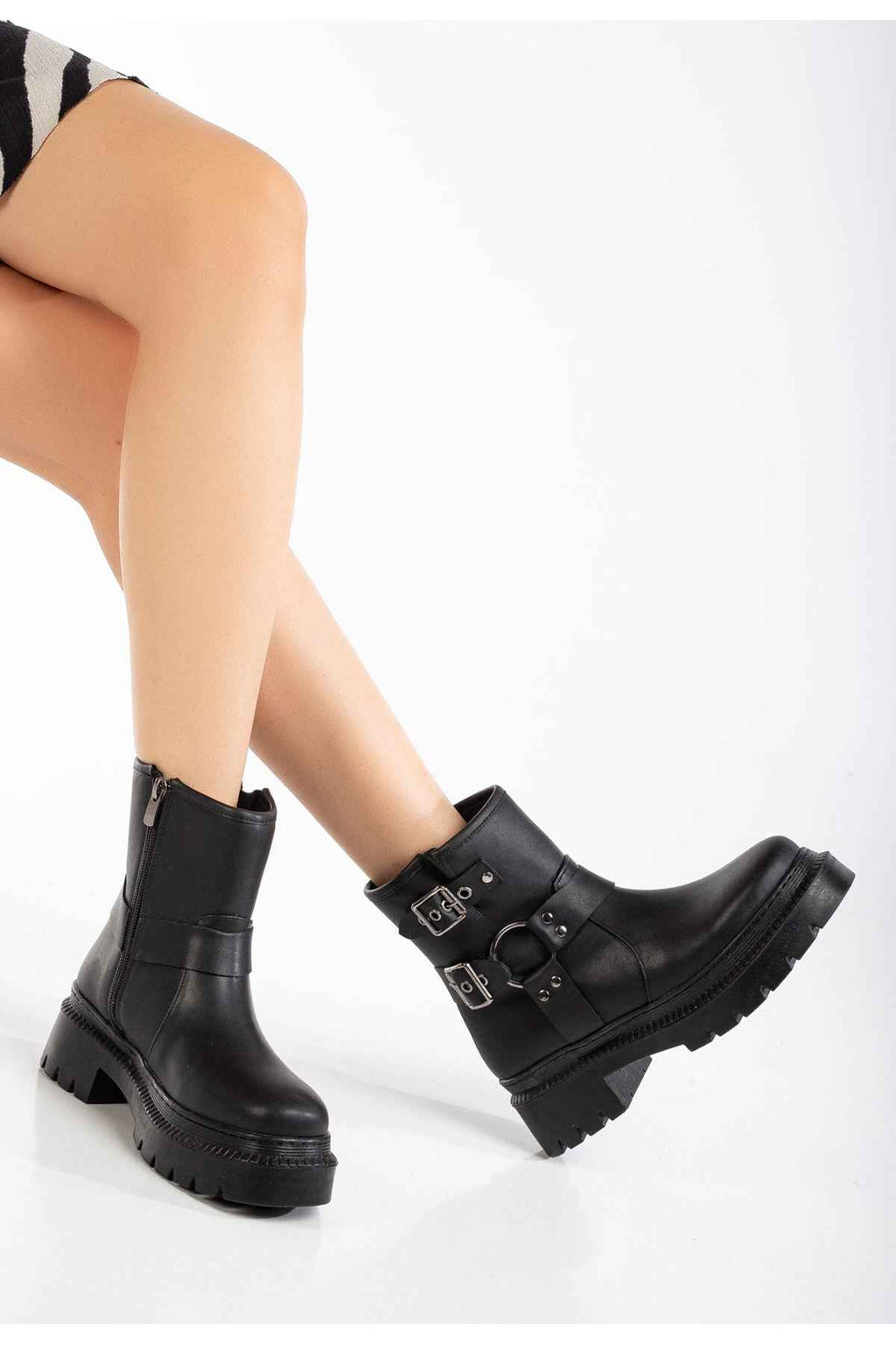 Ayakkabı Aşkı 236-2013 Siyah Toka Aksesuarlı Fermuarlı Günlük Kadın Bot