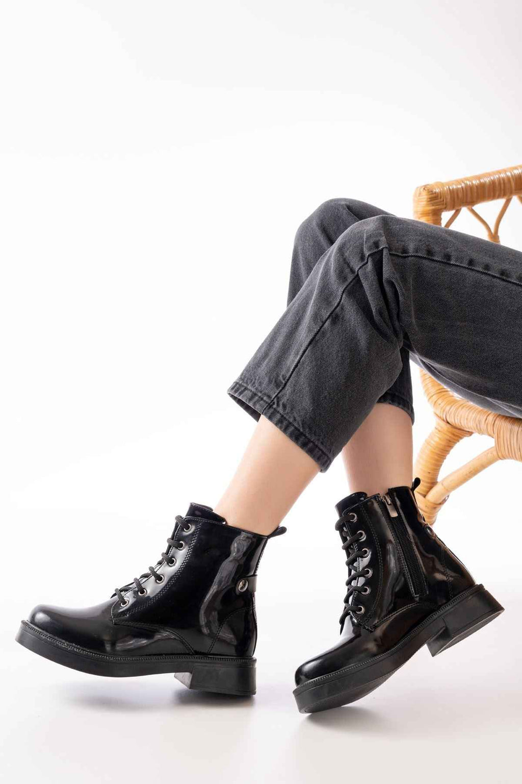 Ayakkabı Aşkı 02-2003 Siyah Rugan Bağcıklı Fermuarlı Günlük Kadın Bot