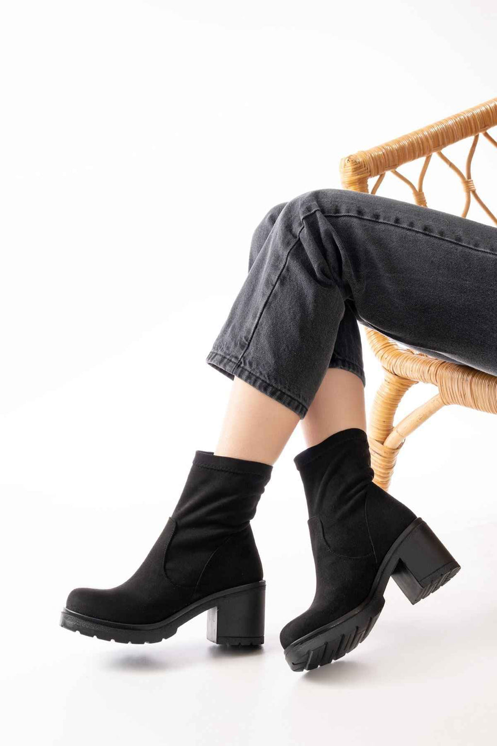 Ayakkabı Aşkı 767-3040 Siyah Süet Günlük Kalın Topuklu Kadın Bot