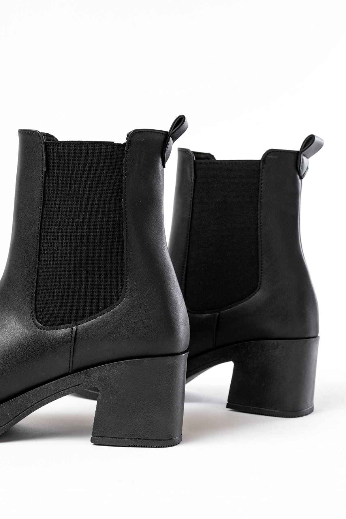 Ayakkabı Aşkı 5109-3056 Siyah Lastikli Kalın Topuklu Günlük Kadın Bot