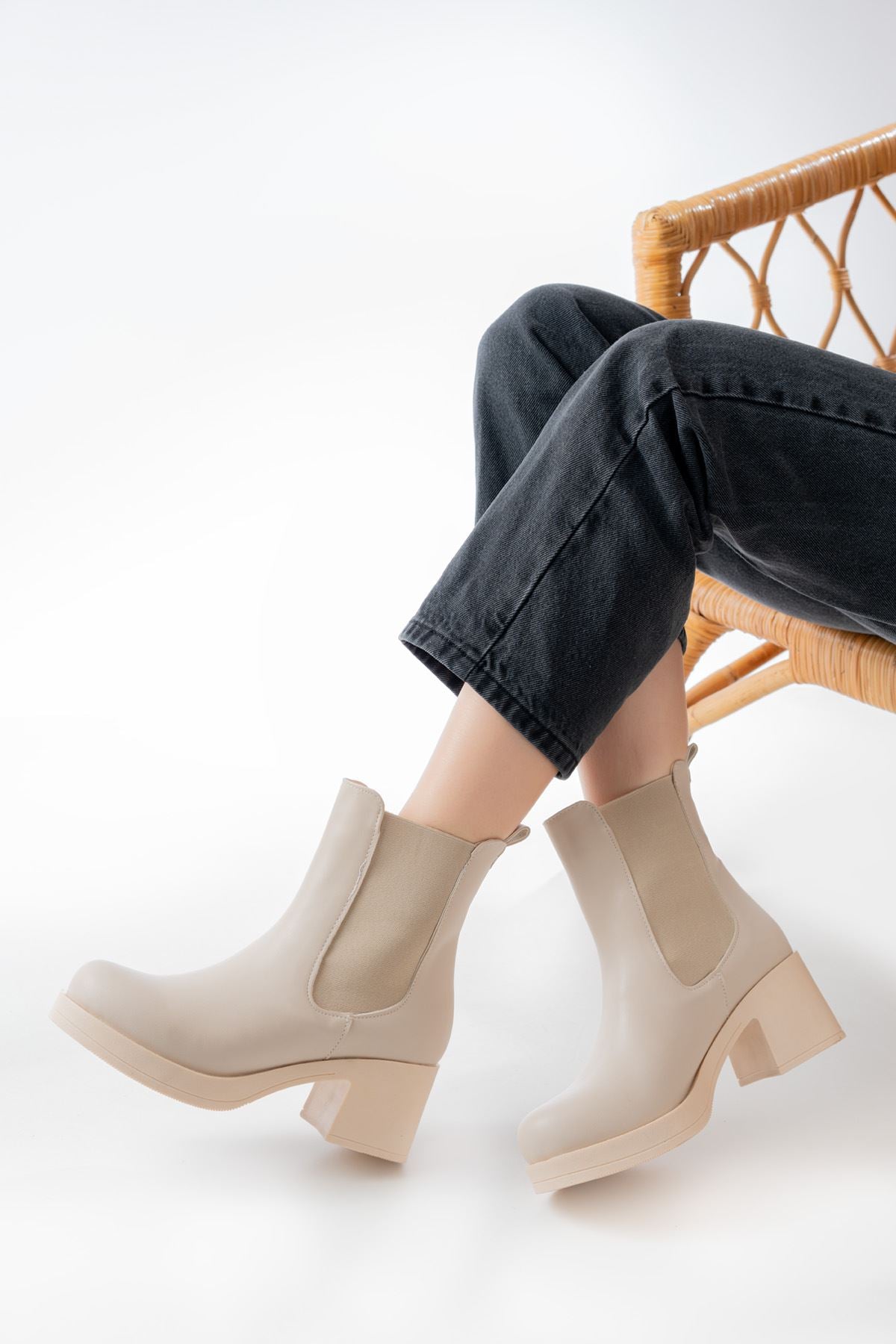 Ayakkabı Aşkı Bej Lastikli Kalın Topuklu Günlük Kadın Bot