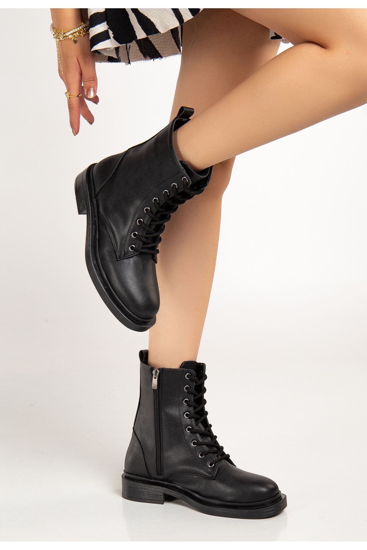 2024-2289 Siyah Bağcıklı Fermuarlı Günlük Kadın Bot - Siyah