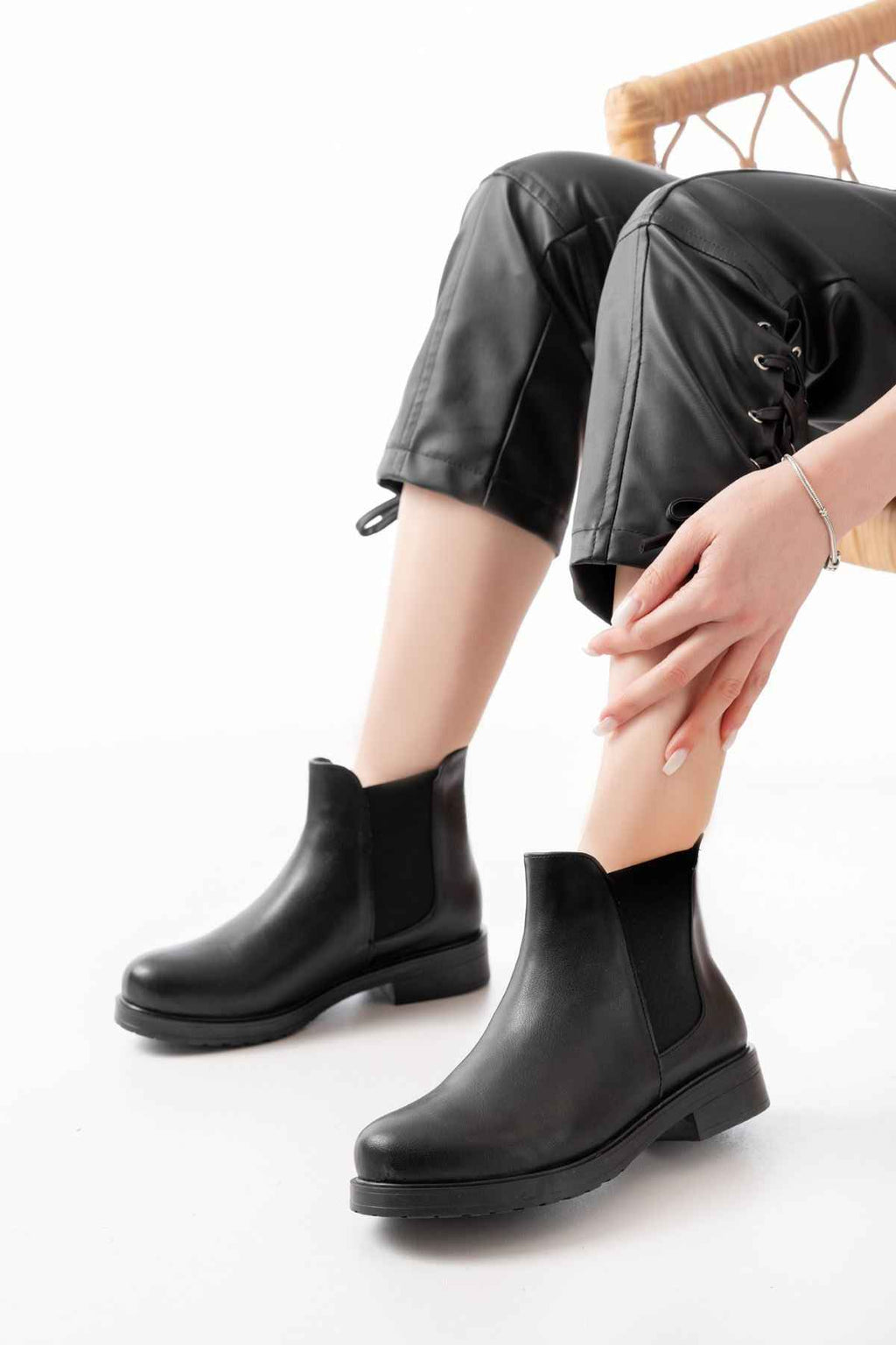 Ayakkabı Aşkı 165-230 Siyah Lastikli Günlük Kadın Bot