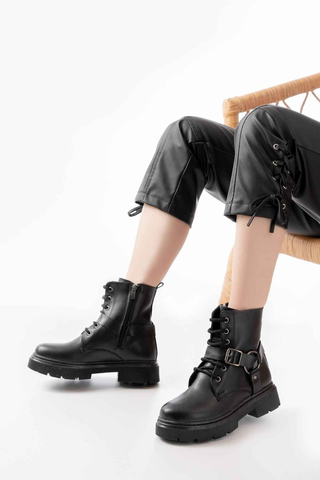Ayakkabı Aşkı 508-3038 Siyah Toka Aksesuarlı Fermuarlı Günlük Kadın Bot