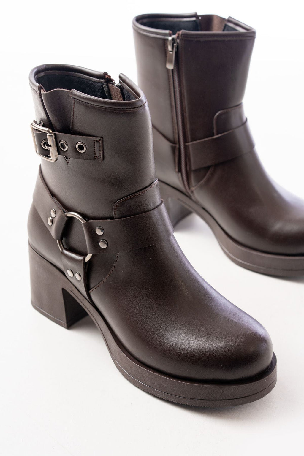 Ayakkabı Aşkı Kahverengi Toka Aksesuarlı Fermuarlı Kalın Topuklu Günlük Kadın Bot - Ayakkabı Aşkı