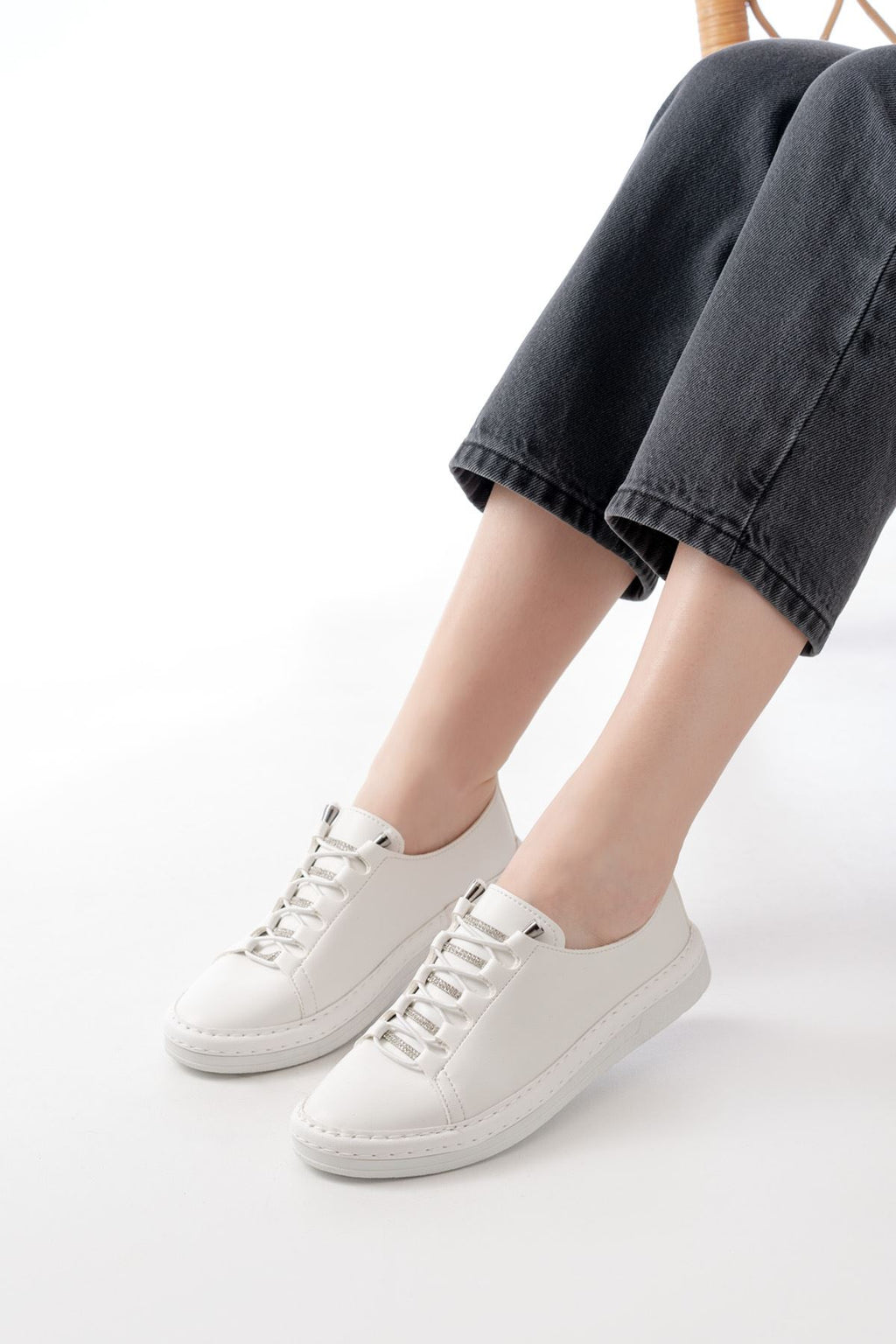 Ayakkabı Aşkı Beyaz Bağcıklı Taş Aksesuarlı Günlük Spor Ayakkabı - Ayakkabı Aşkı