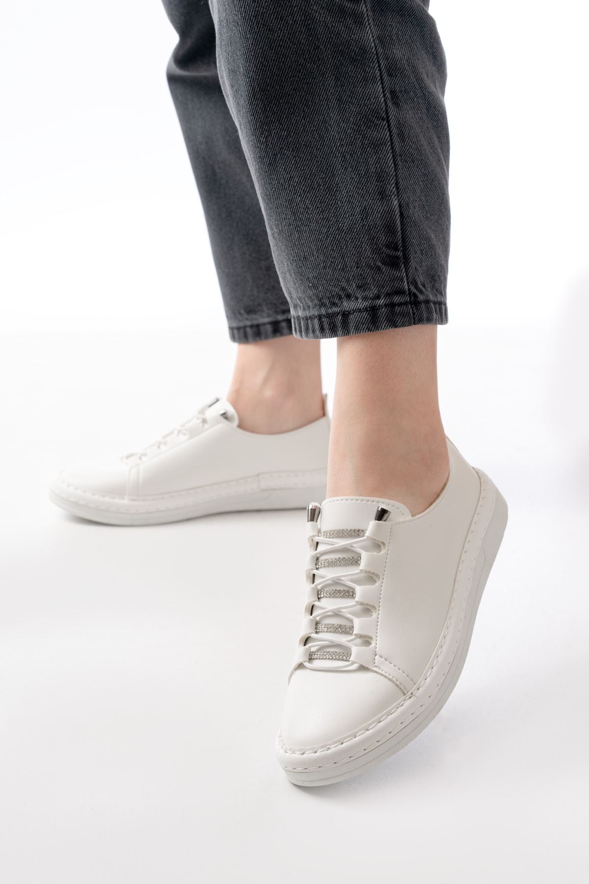 MK-9026 Beyaz Bağcıklı  Taş Aksesuarlı Günlük Spor Ayakkabı - Beyaz