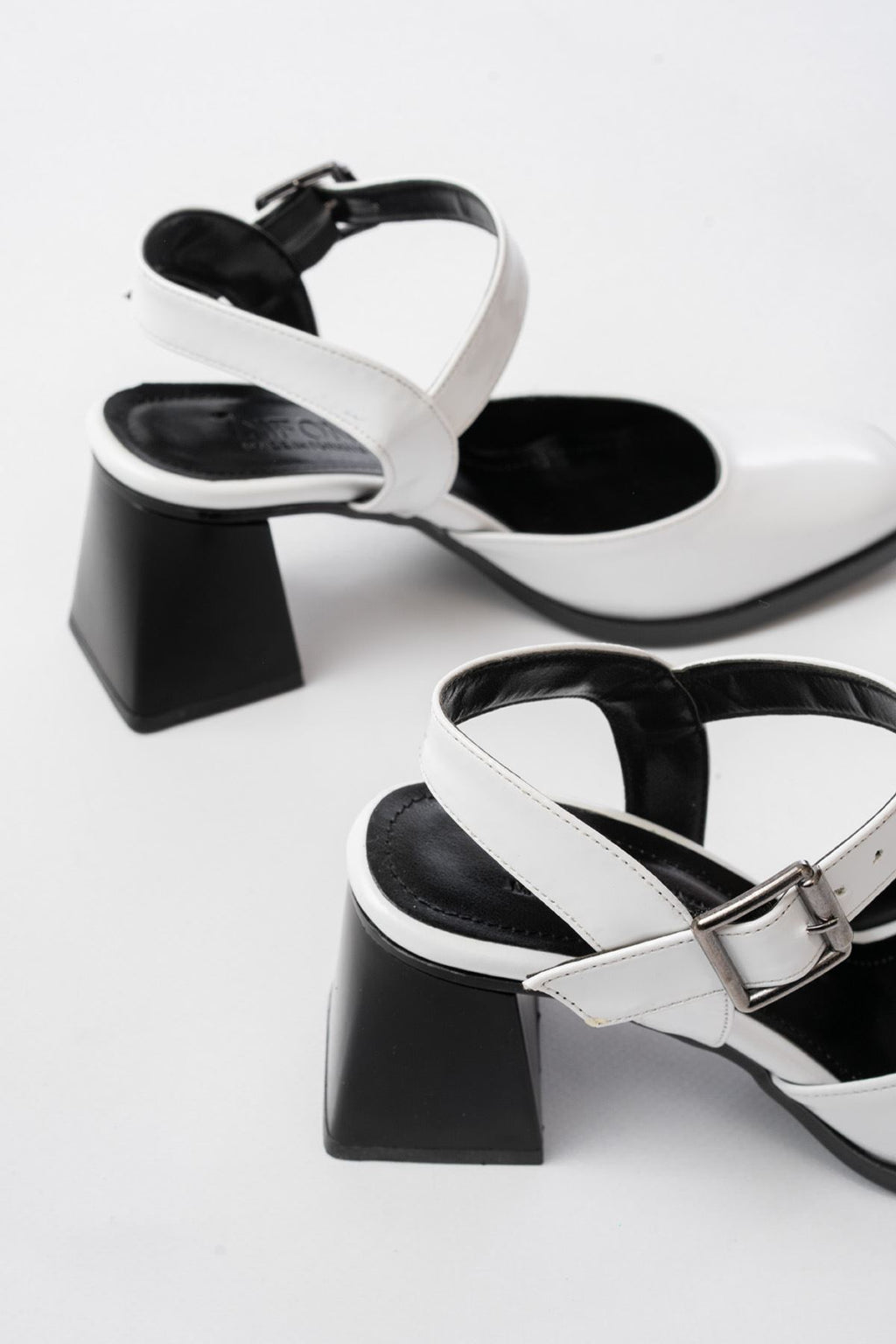 Ayakkabı Aşkı İNF-40450 Beyaz Rugan Günlük Arkası Açık Topuklu Bayan Ayakkabı - Ayakkabı Aşkı