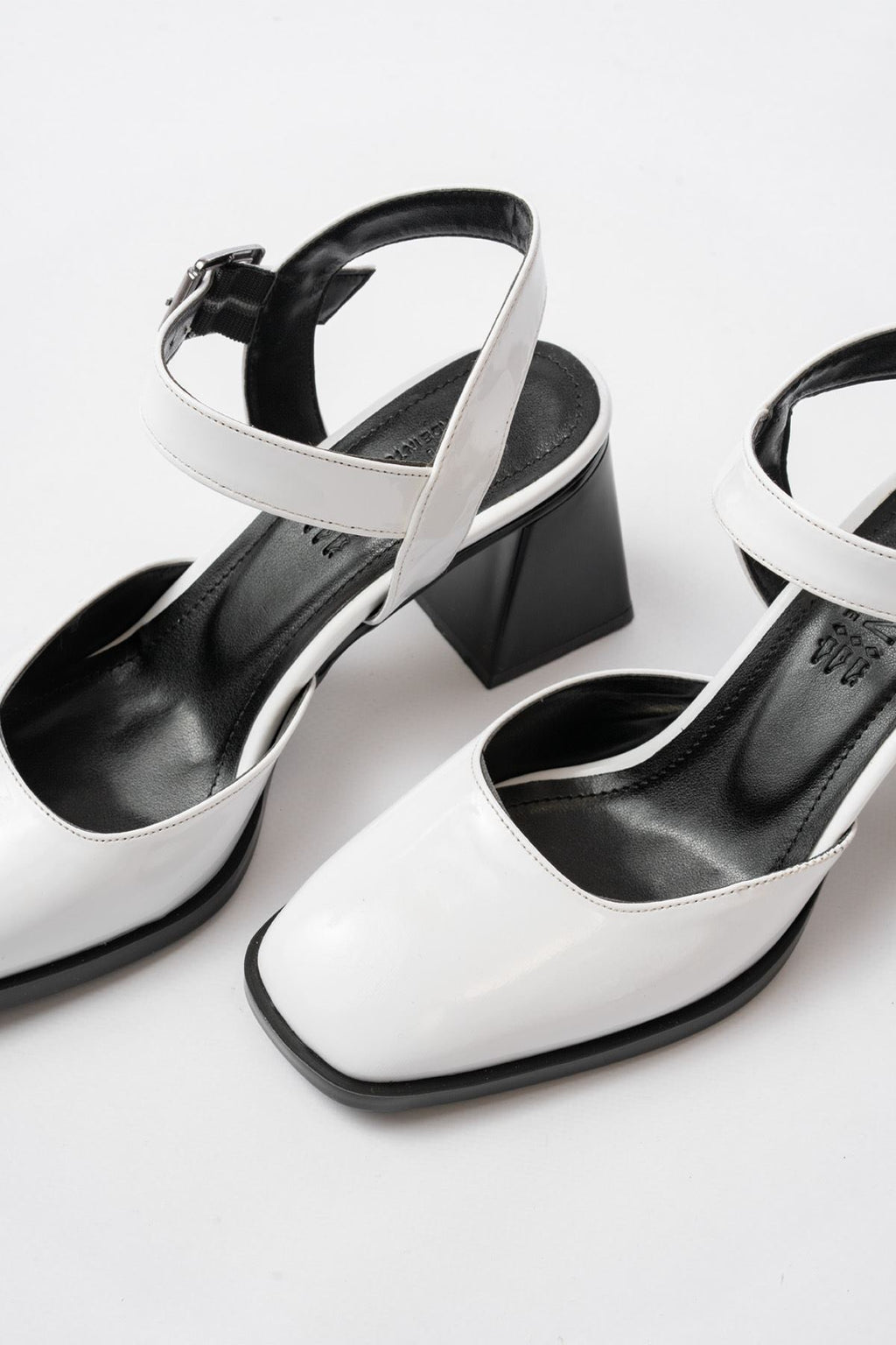 Ayakkabı Aşkı İNF-40450 Beyaz Rugan Günlük Arkası Açık Topuklu Bayan Ayakkabı - Ayakkabı Aşkı