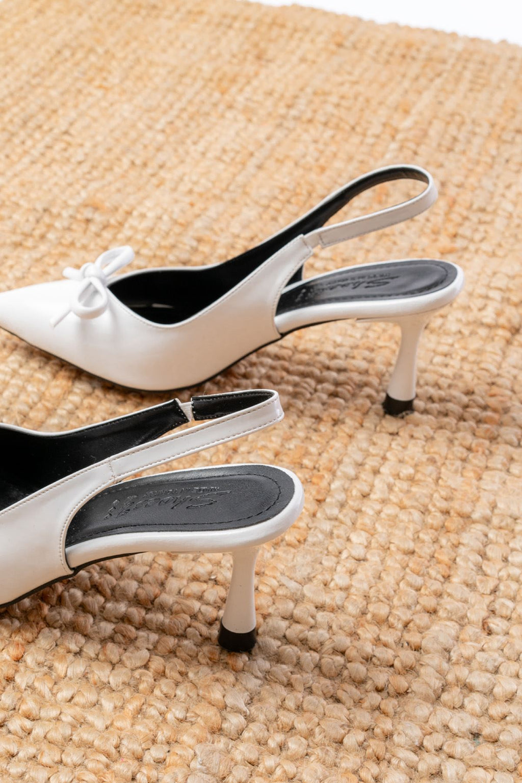 Ayakkabı Aşkı İNF-45 Beyaz Rugan Günlük Arkası Açık Fiyonklu Topuklu Bayan Ayakkabı - Ayakkabı Aşkı