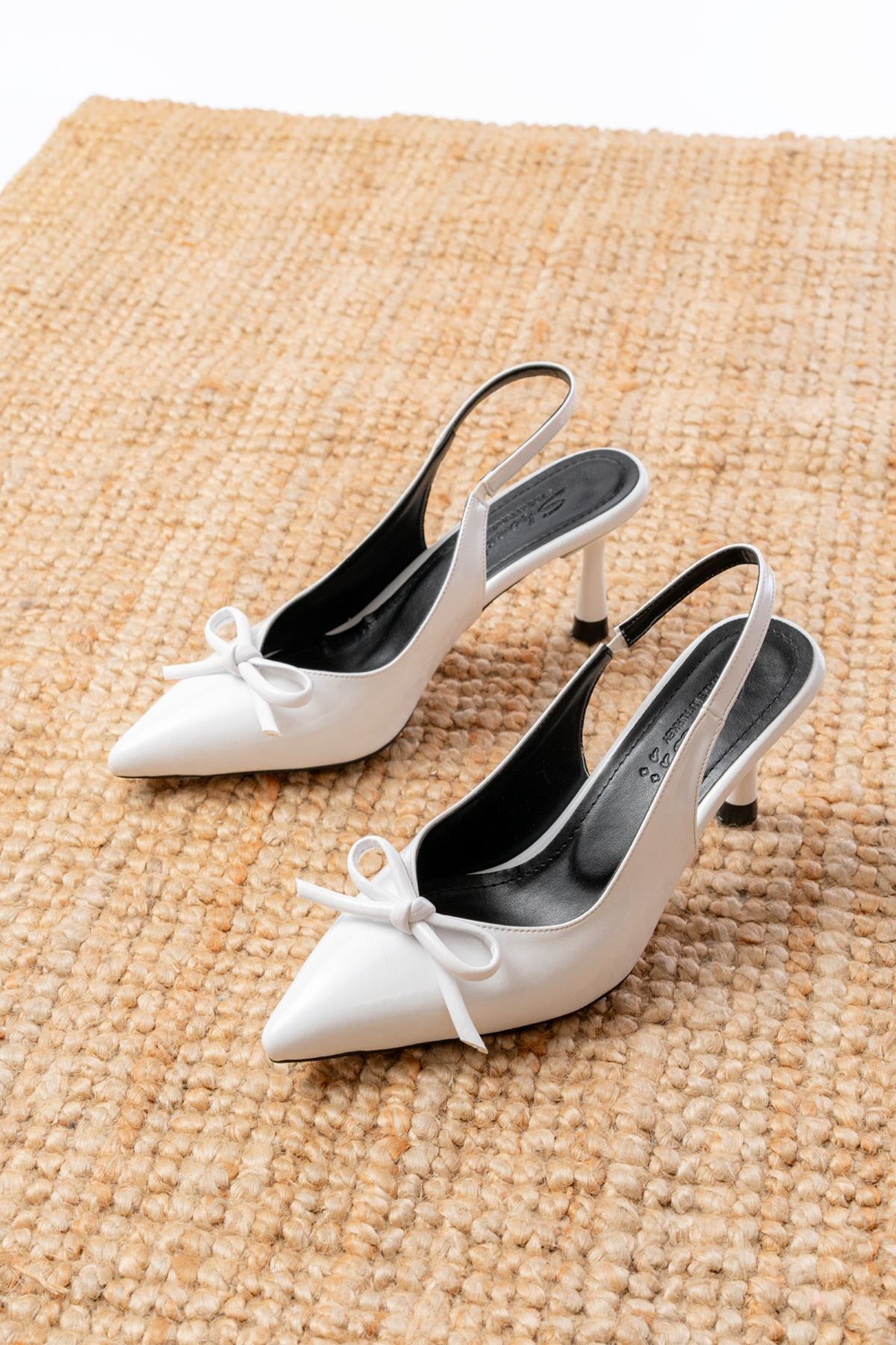 Ayakkabı Aşkı İNF-45 Beyaz Rugan Günlük Arkası Açık Fiyonklu Topuklu Bayan Ayakkabı