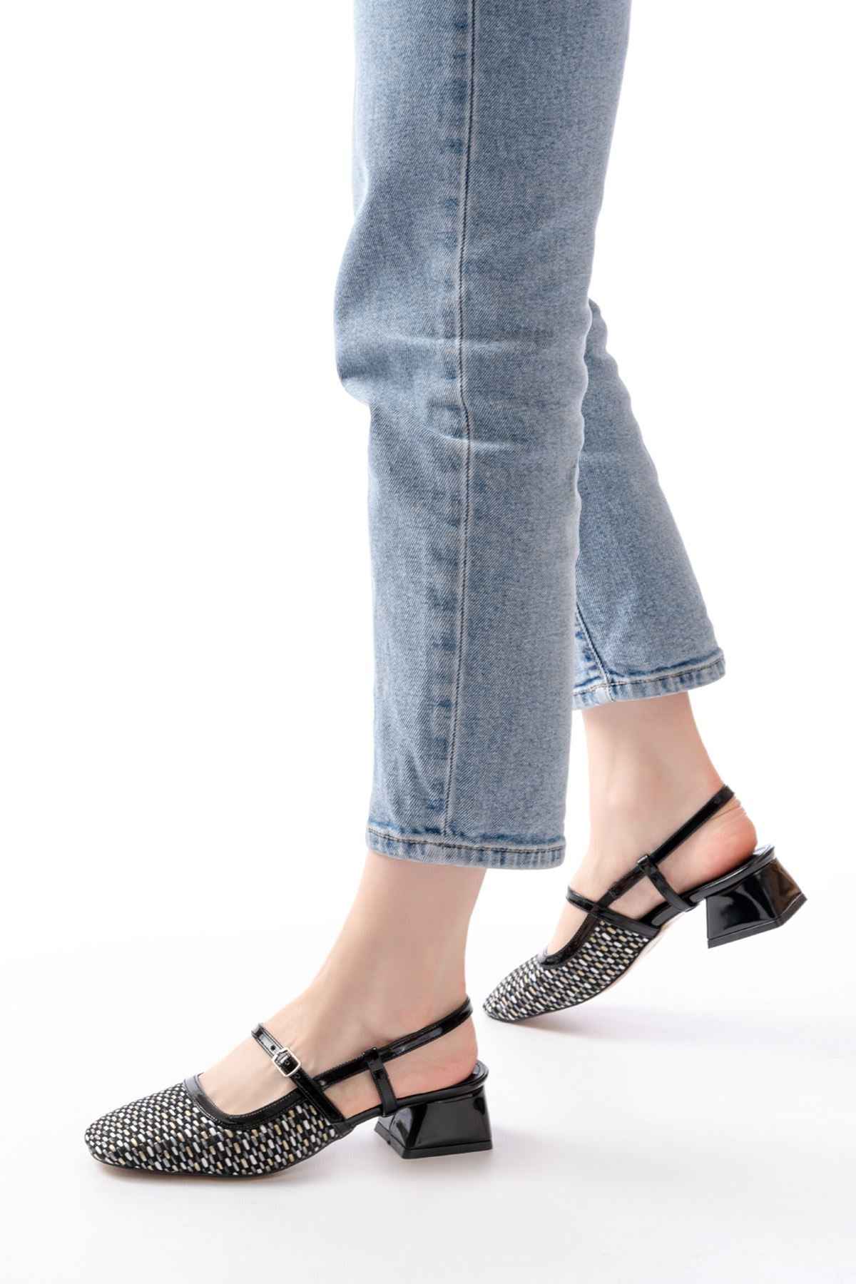 Ayakkabı Aşkı 720 Siyah Desenli Arkası Açık Günlük Kadın Sandalet