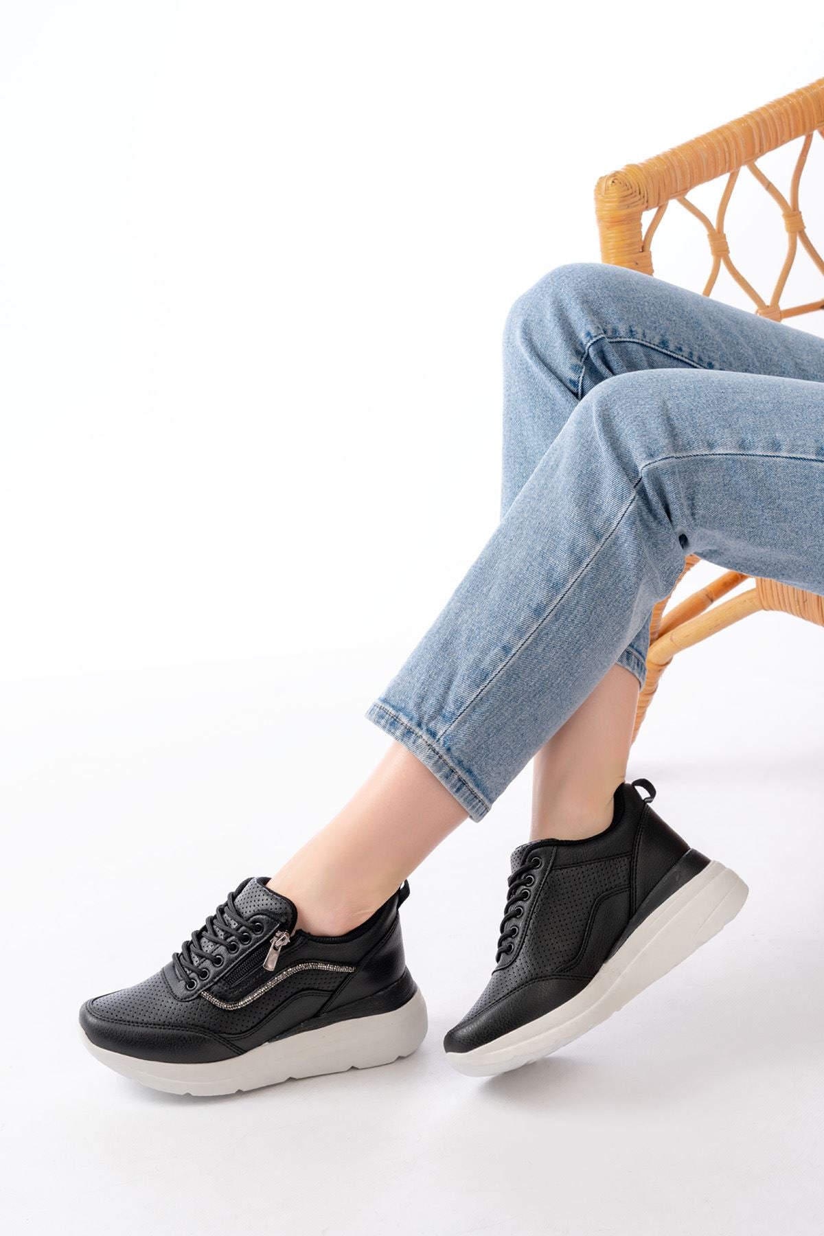 Ayakkabı Aşkı Siyah Bağcıklı Fermuarlı Taş Aksesuarlı Mevsimlik Spor Ayakkabı - Ayakkabı Aşkı