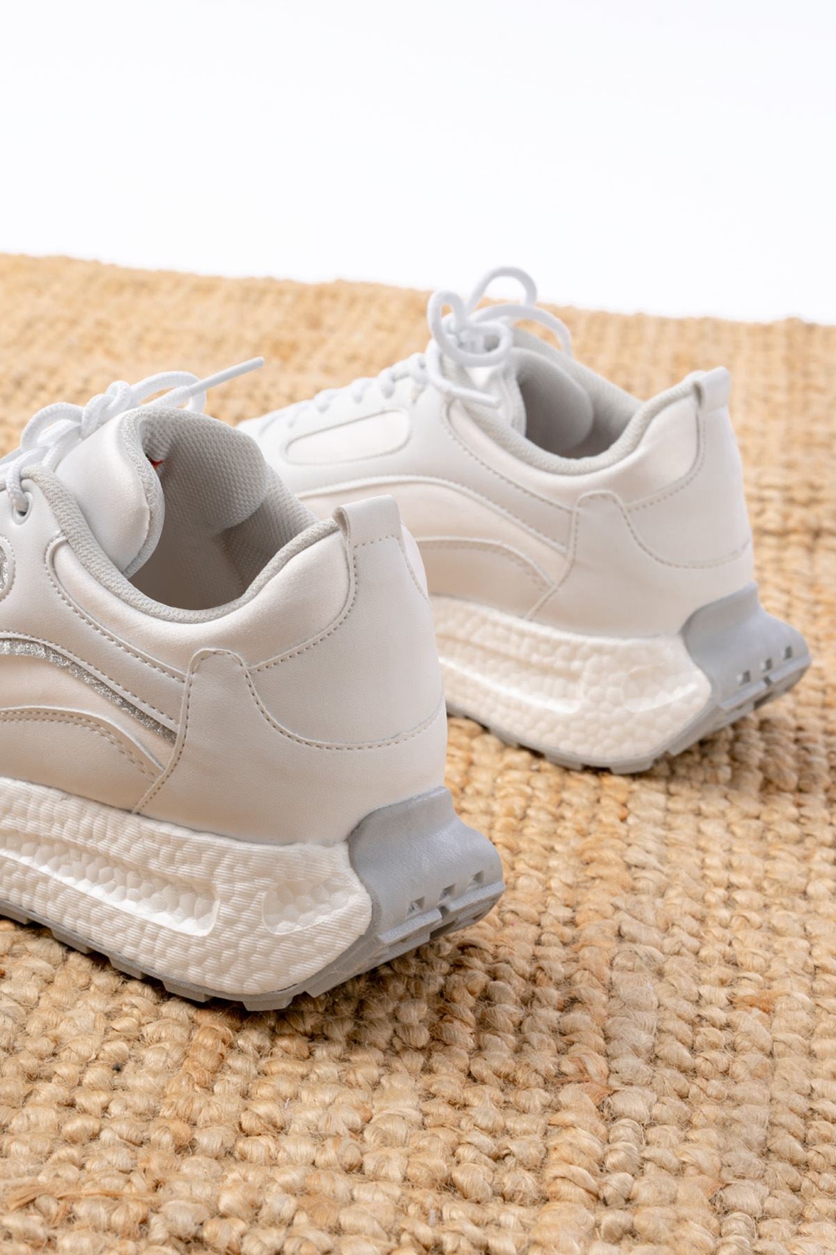 Ayakkabı Aşkı Beyaz Bağcıklı Saten Taş Aksesuarlı Günlük Spor Ayakkabı - Ayakkabı Aşkı