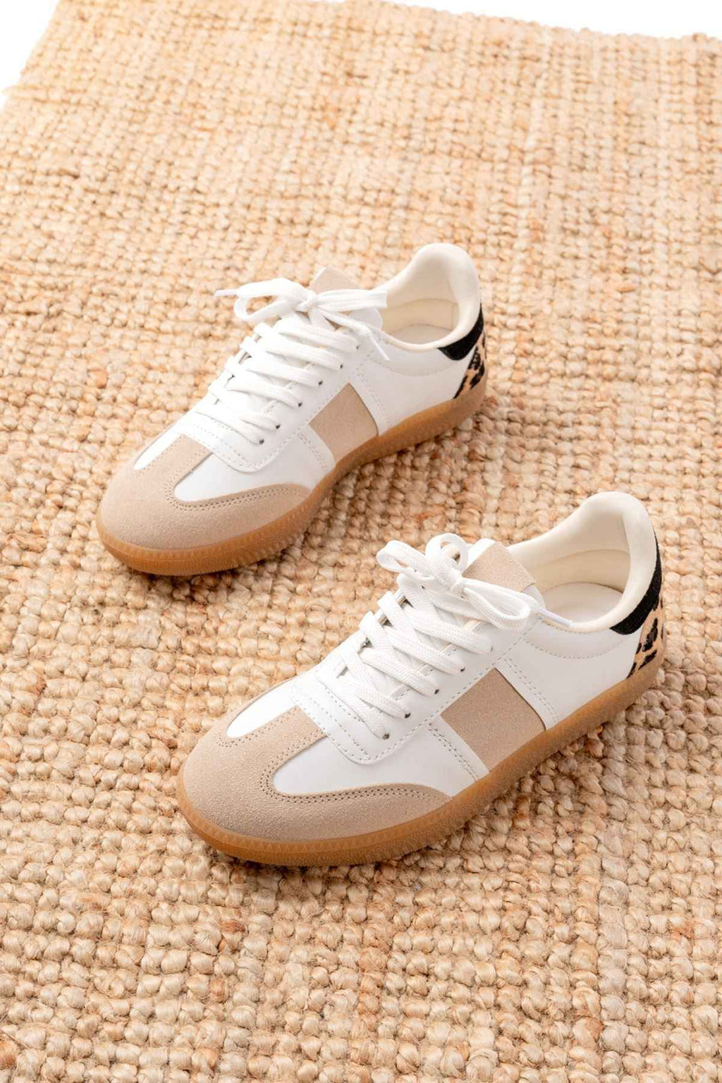 Ayakkabı Aşkı M-6006 Beyaz Garni Leopar Desenli Bağcıklı Termo Taban Günlük Kadın Spor