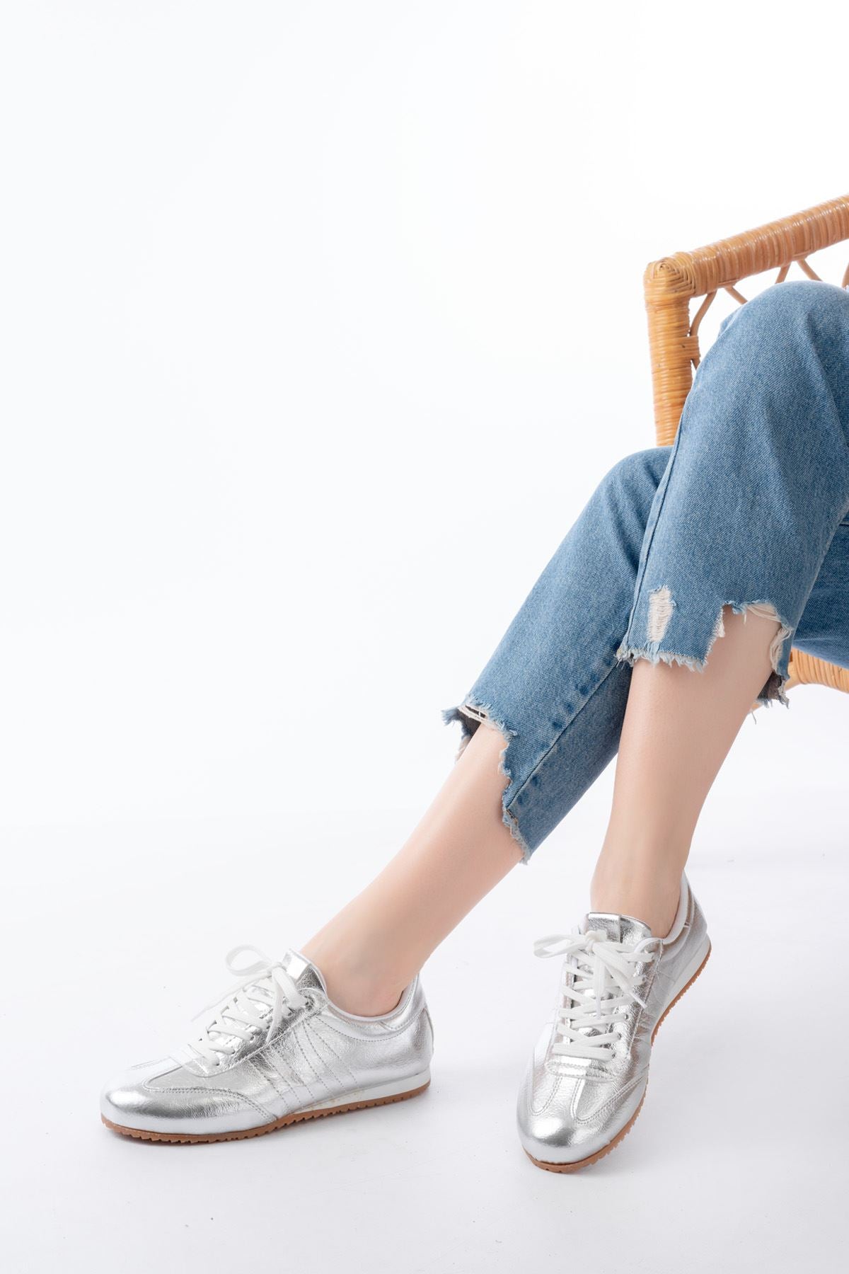 M-1009 Gümüş Rugan Bağcıklı Günlük Kadın Spor - Gri