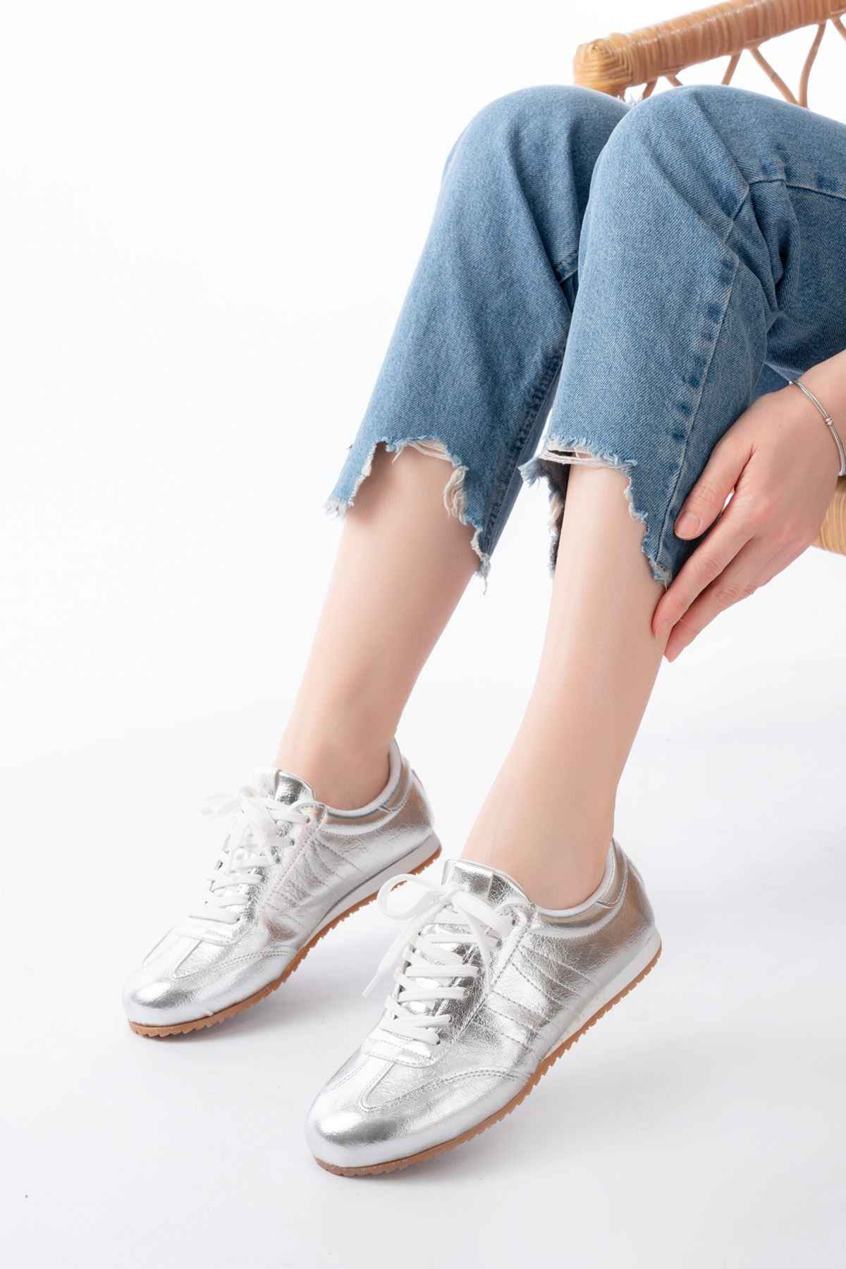 Ayakkabı Aşkı M-1009 Gümüş Rugan Bağcıklı Günlük Kadın Spor